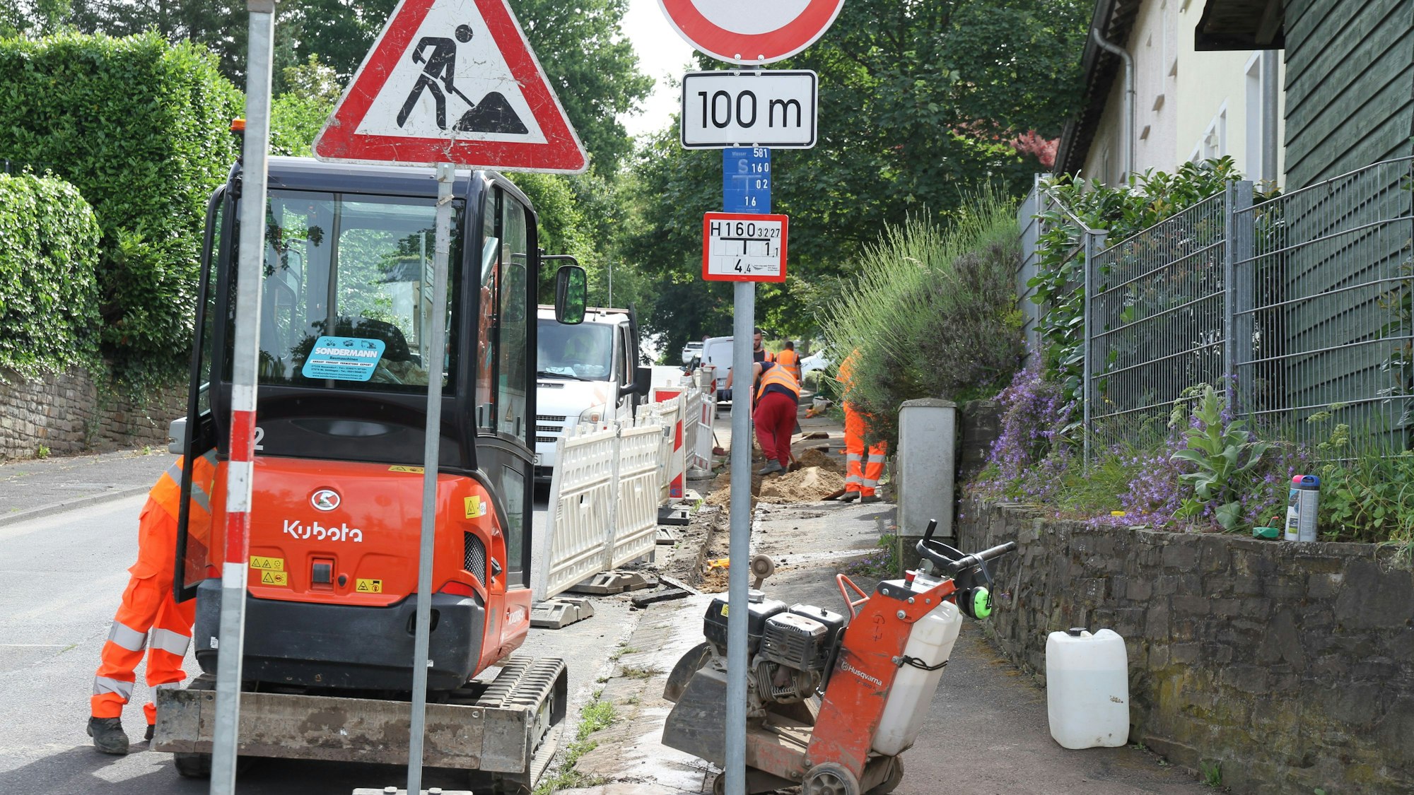 Ein Bagger an einer Baustelle für Glasfaser an der Alten Poststraße