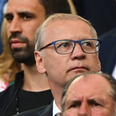 Günther Jauch sitzt im Stadion und schaut der DFB-Elf zu.