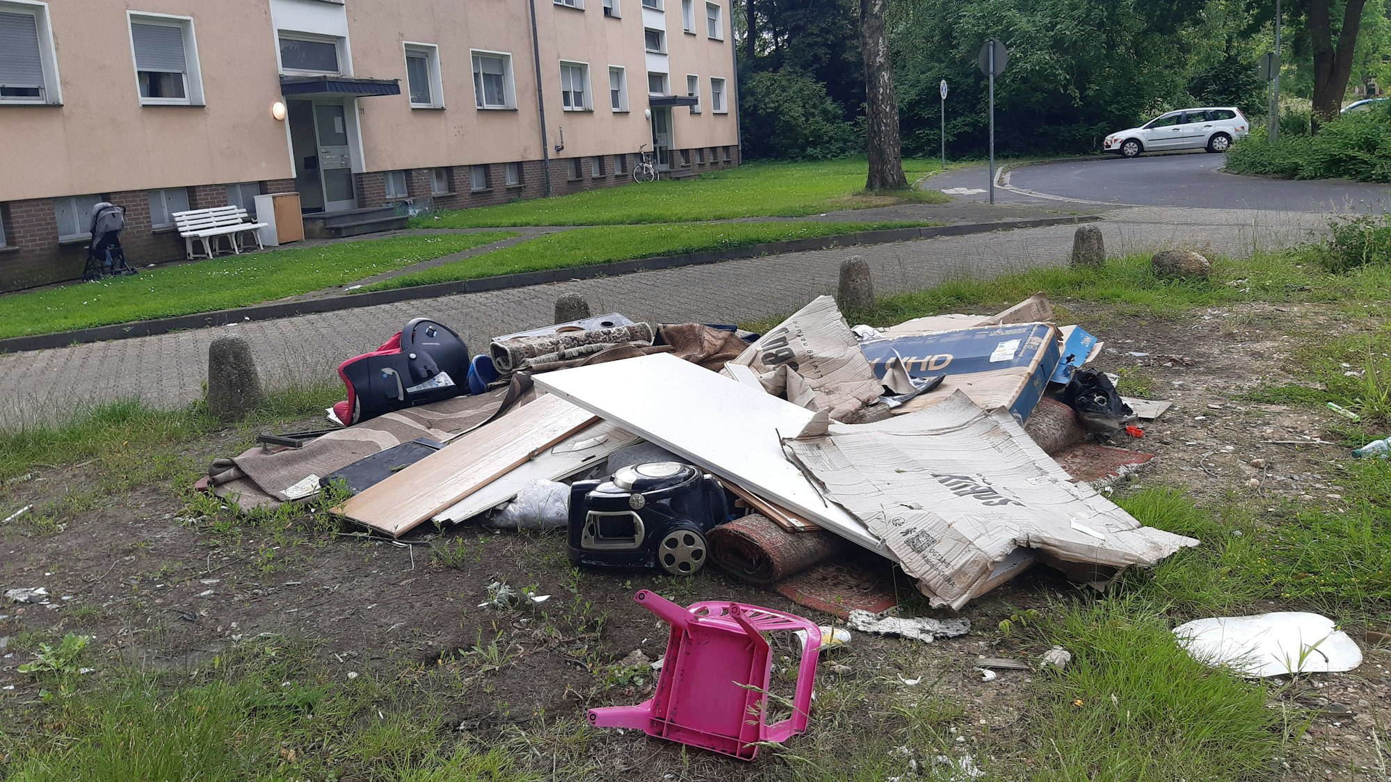 Vor einem Mehrfamilienhaus in Auenheim liegt Sperrmüll herum.
