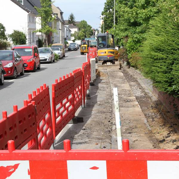 Eine mit Warnbaken abgesperrte Baustelle für den Glasfaserausbau in Siegburg.
