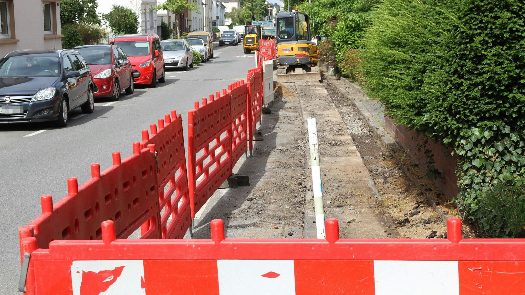 Eine mit Warnbaken abgesperrte Baustelle für den Glasfaserausbau in Siegburg.
