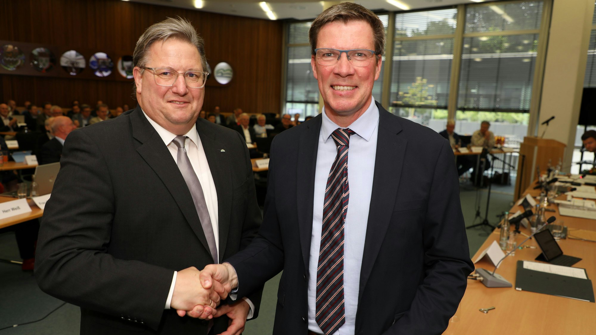 Rhein-Bergs Landrat Stephan Santelmann gratuliert dem frisch gewählten Kreisdirektor Markus Fischer.