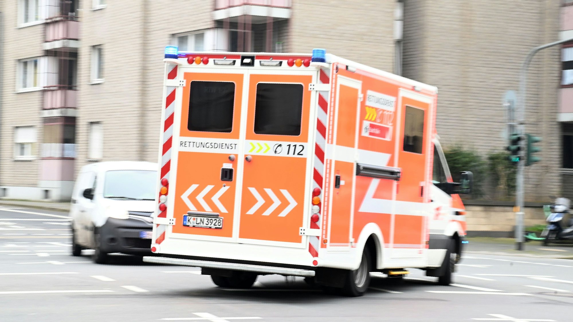 Ein Rettungswagen der Feuerwehr rast durch die Innenstadt.