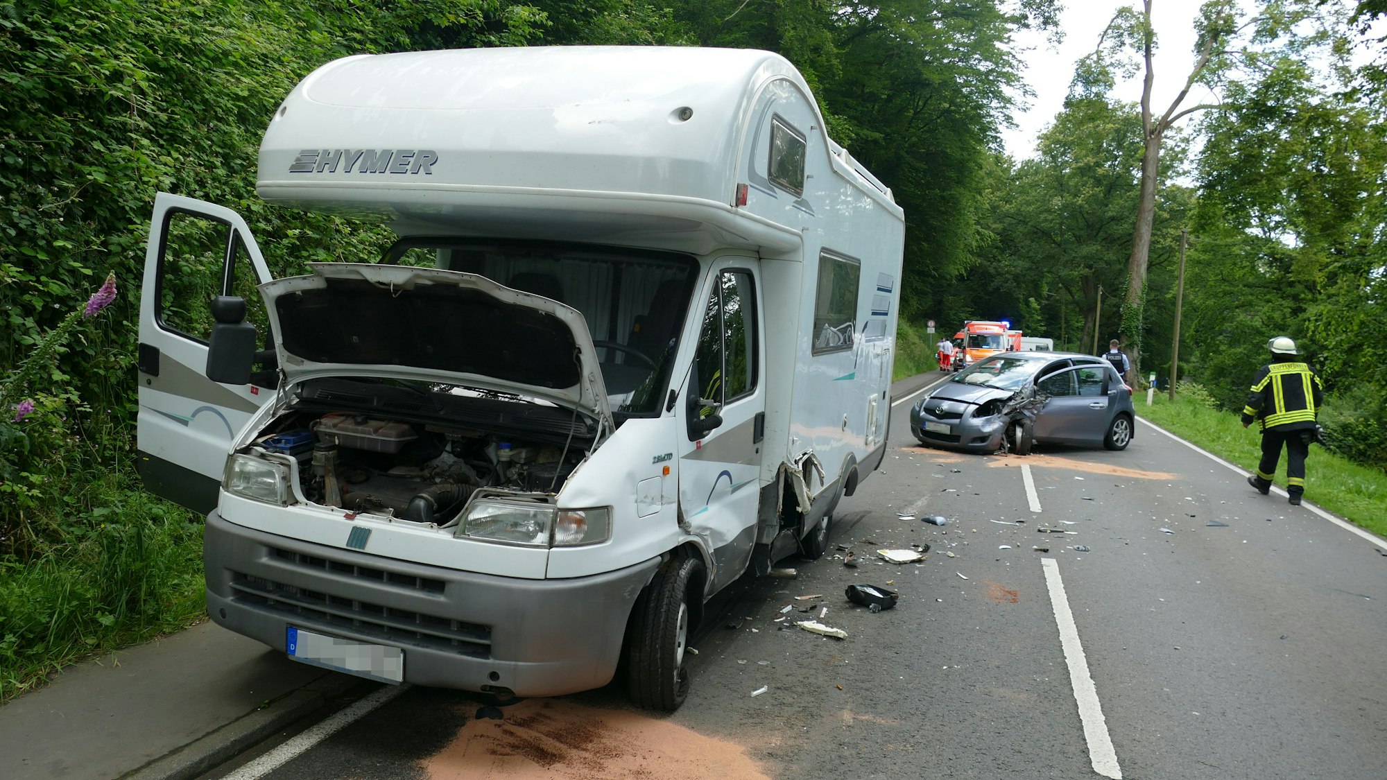 Ein kaputtes Auto steht auf einer Straße.