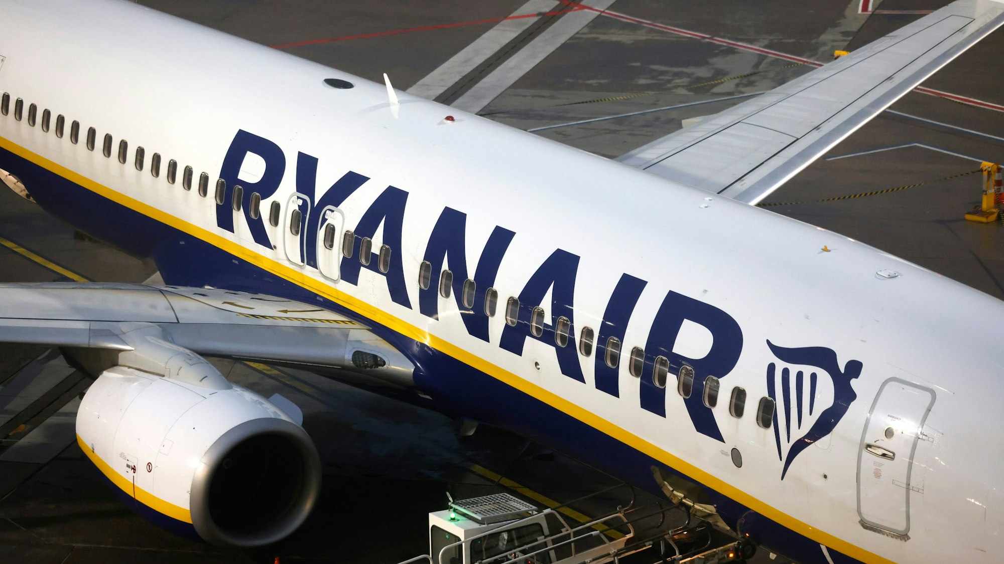 Eine Passagiermaschine der Fluggesellschaft Ryanair steht auf dem Flughafen Köln/Bonn. Die Billigairline Ryanair sorgt mit einer Kampagne gegen Fahrradfahren und die irischen Grünen für Aufsehen im Netz.
