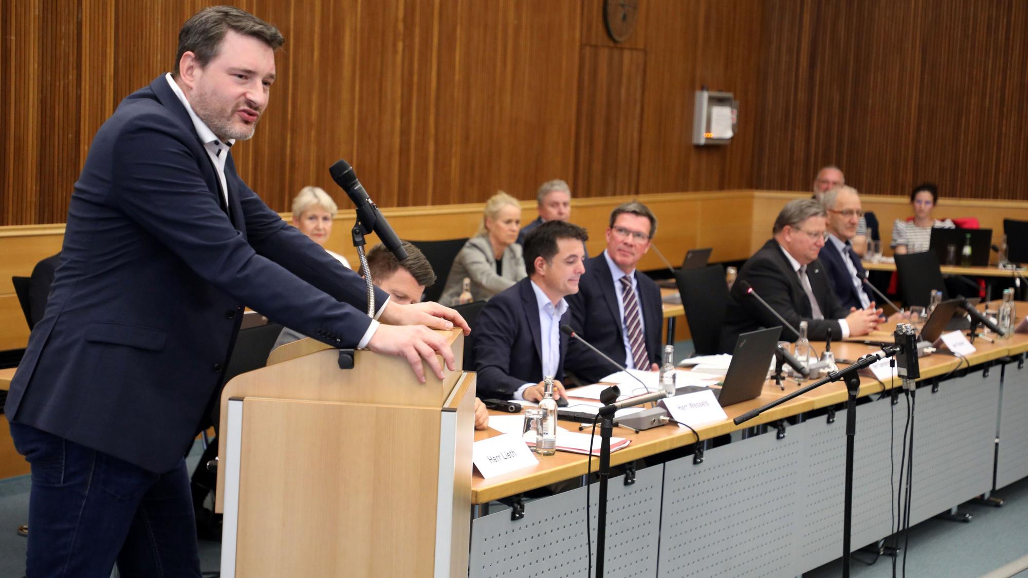CDU-Fraktionschef Uwe Pakendorf steht am Rednerpult im Sitzungssaal des Kreishauses und spricht.