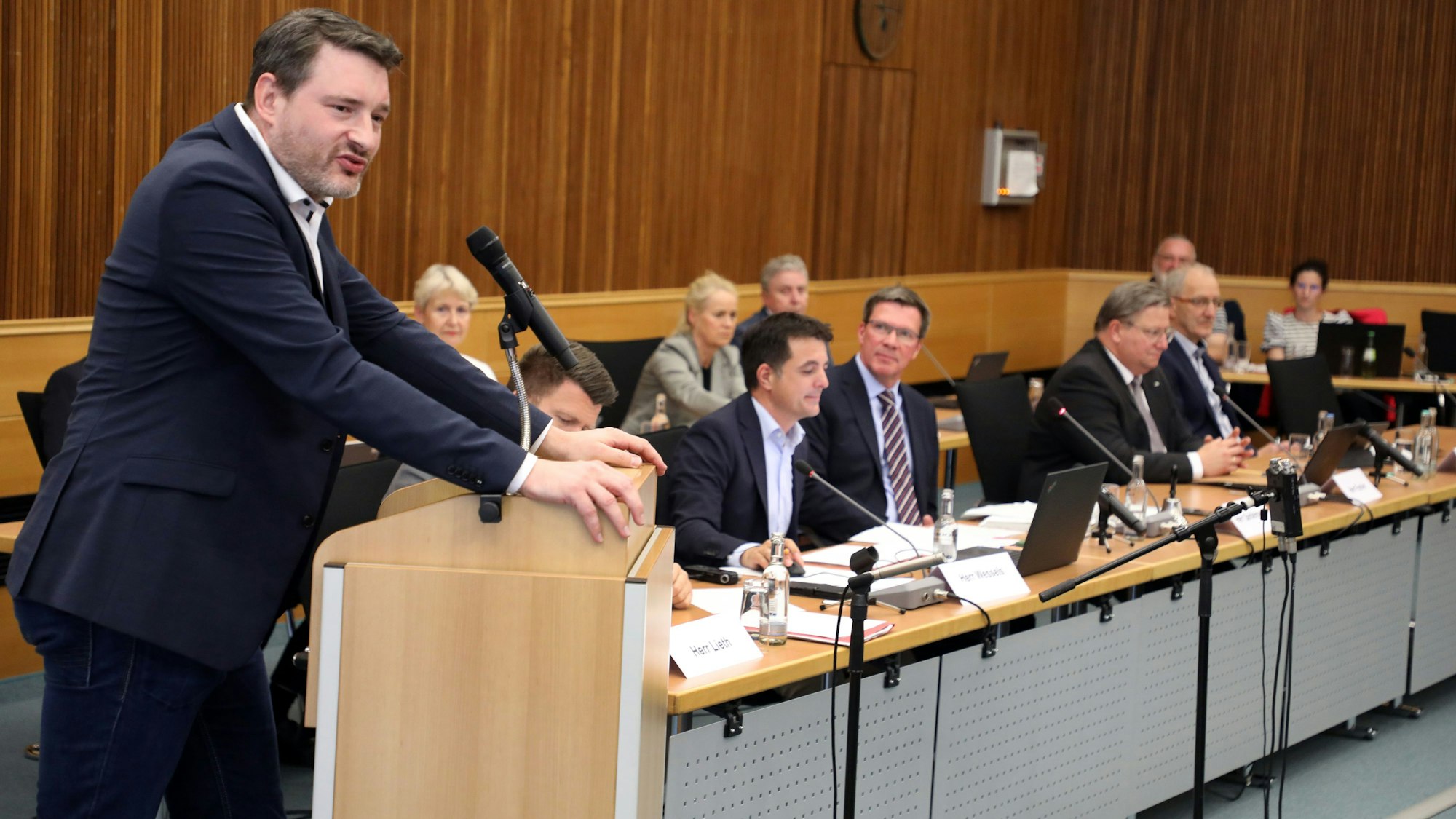 CDU-Fraktionschef Uwe Pakendorf steht am Rednerpult im Sitzungssaal des Kreishauses und spricht.