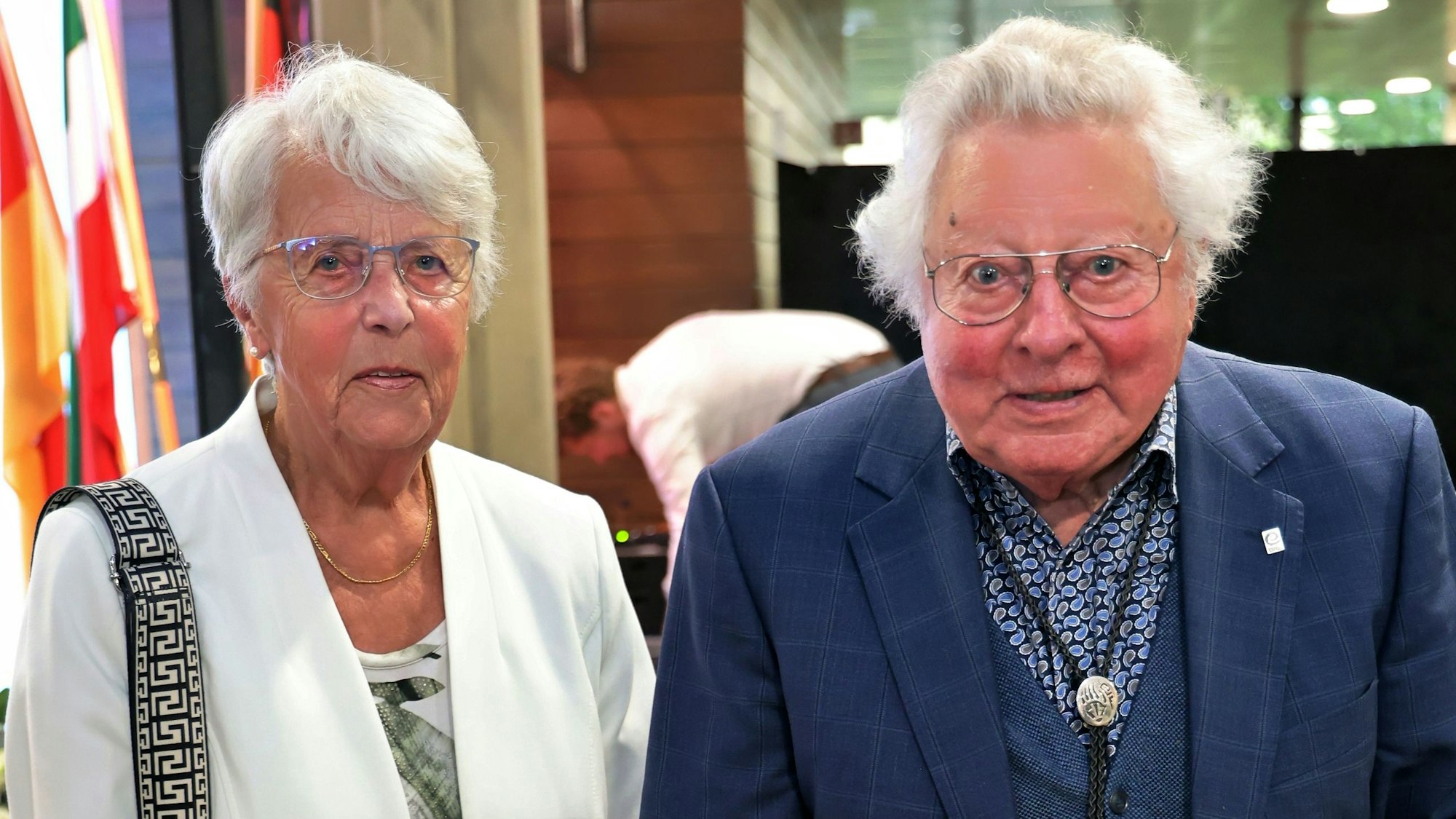 Alois und Rosa Sommer stehen nebeneinander im Kreishaus in Euskirchen.