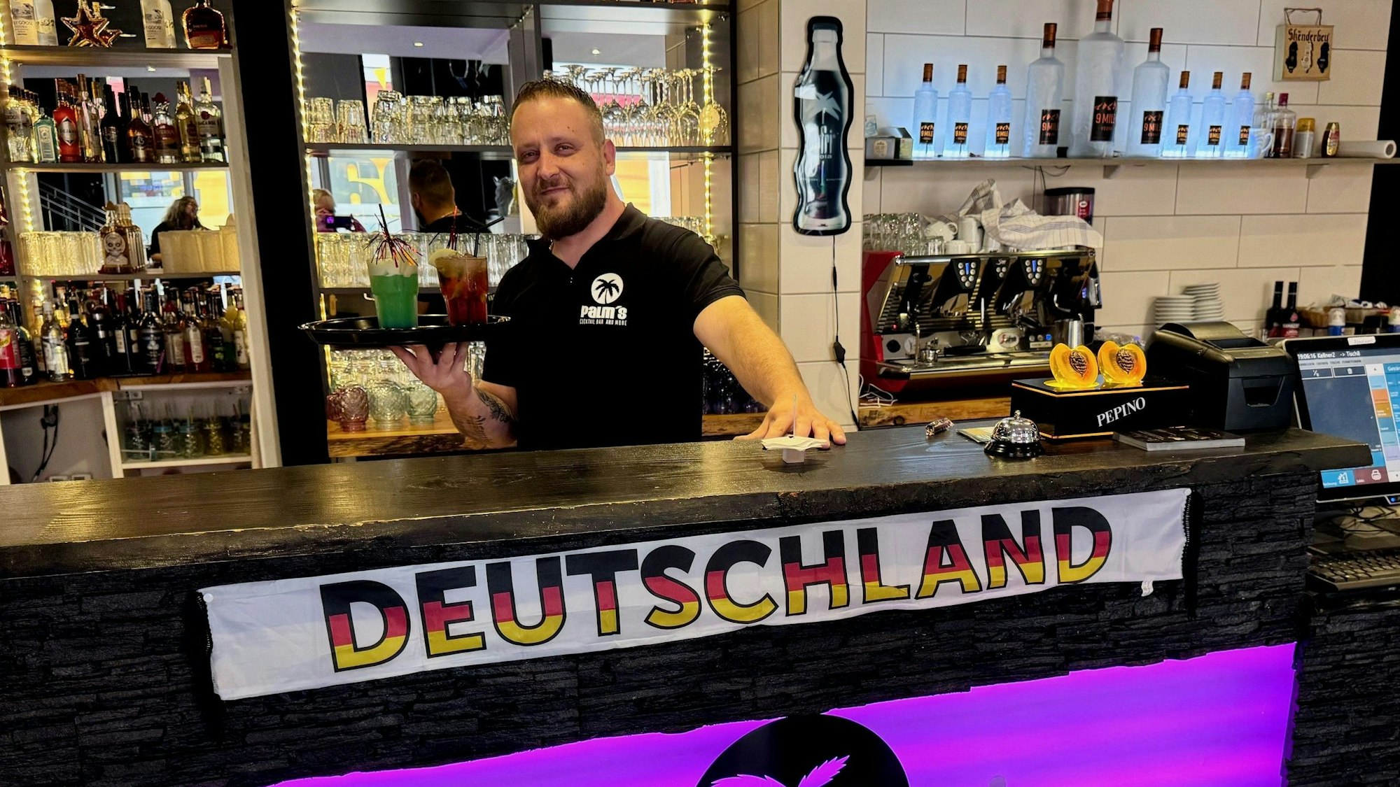 Die Palme ist das Logo der Bar, die jetzt von Gastwirt Besnik Mulaj geführt wird. Farbenfrohe Cocktails und mehr hat er im Angebot.