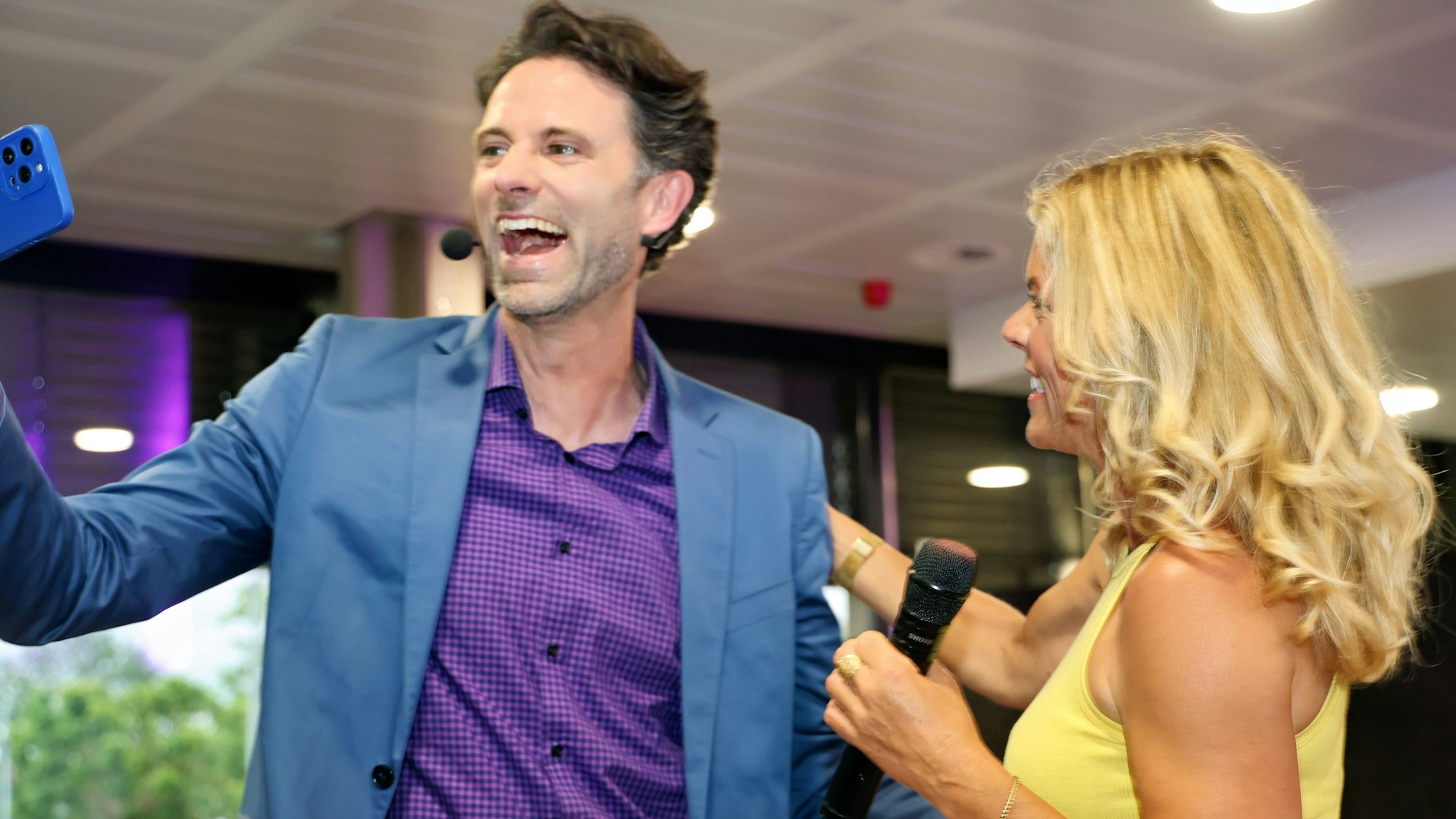 Moderator Sebastian Tittelbach scherzt mit Sängerin Anika Fee.