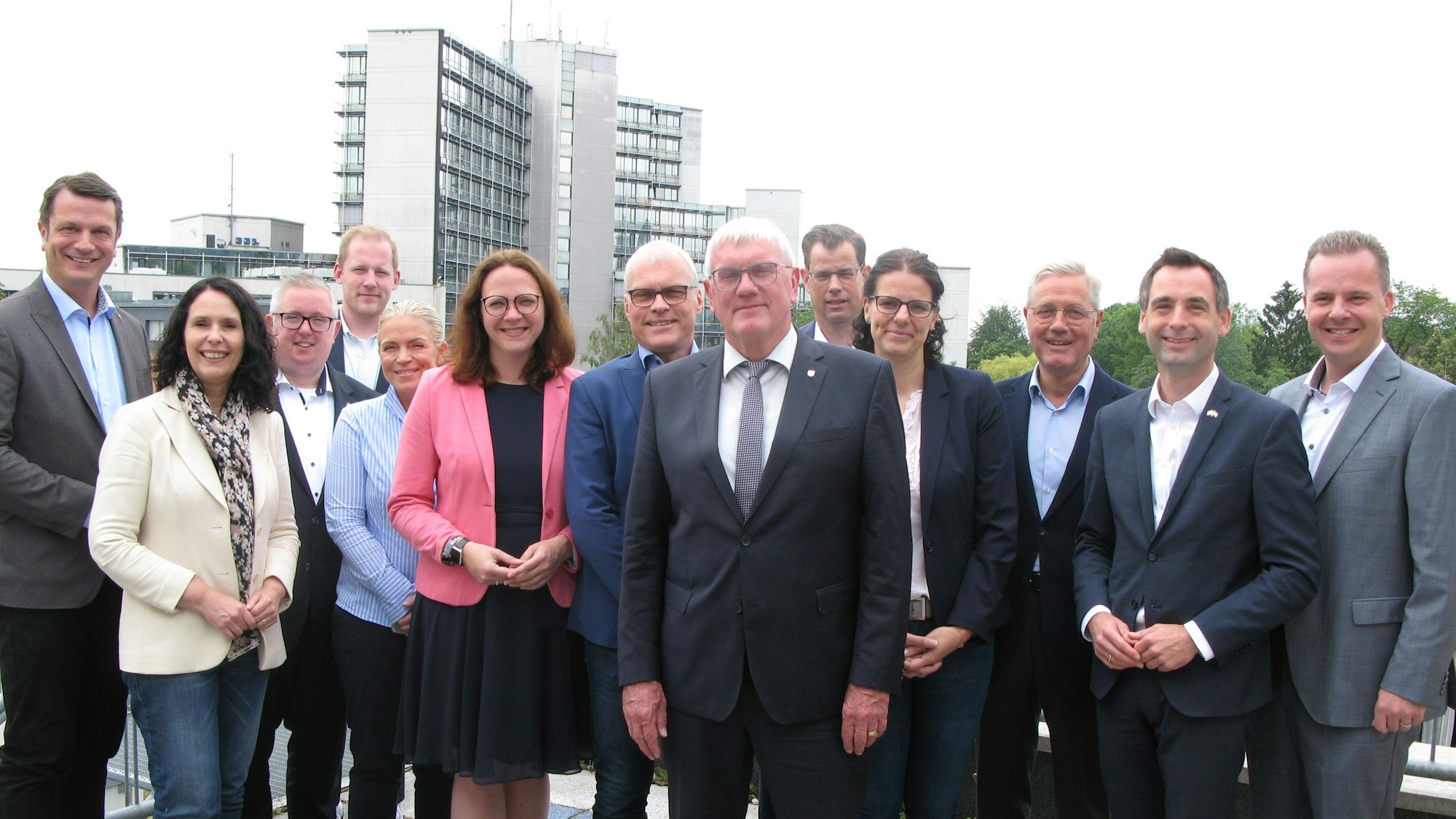 Landrat Sebastian Schuster mit anderen Christdemokraten und dem Kreishaus im Hintergrund.