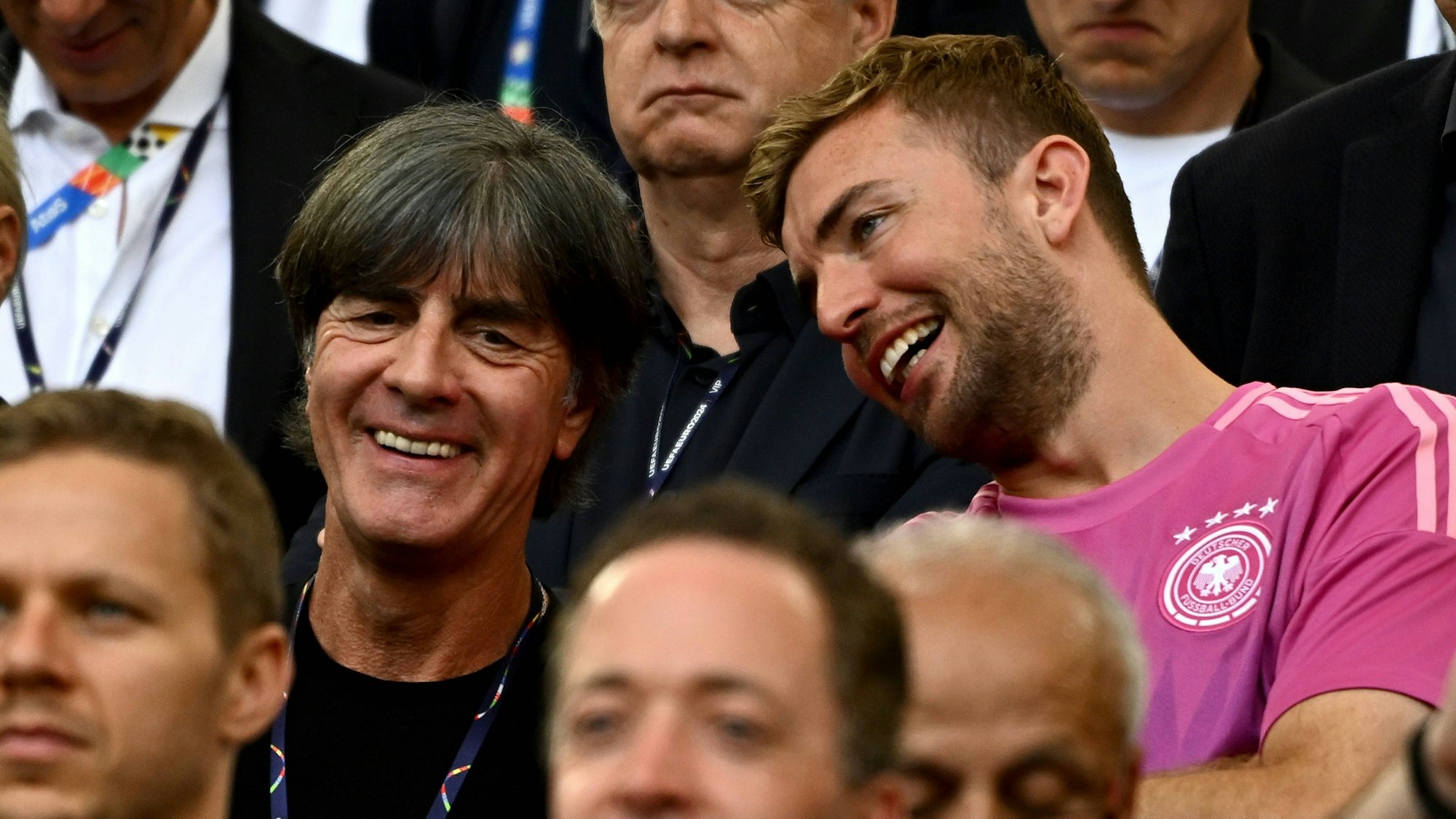 Christoph Kramer zusammen mit dem ehemaligen Bundestrainer Joachim Löw auf der Tribüne bei Deutschlands Spiel gegen Ungarn.