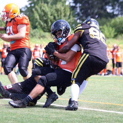 Zwei Spieler der Euskirchen Lions tackeln einen Gegenspieler.