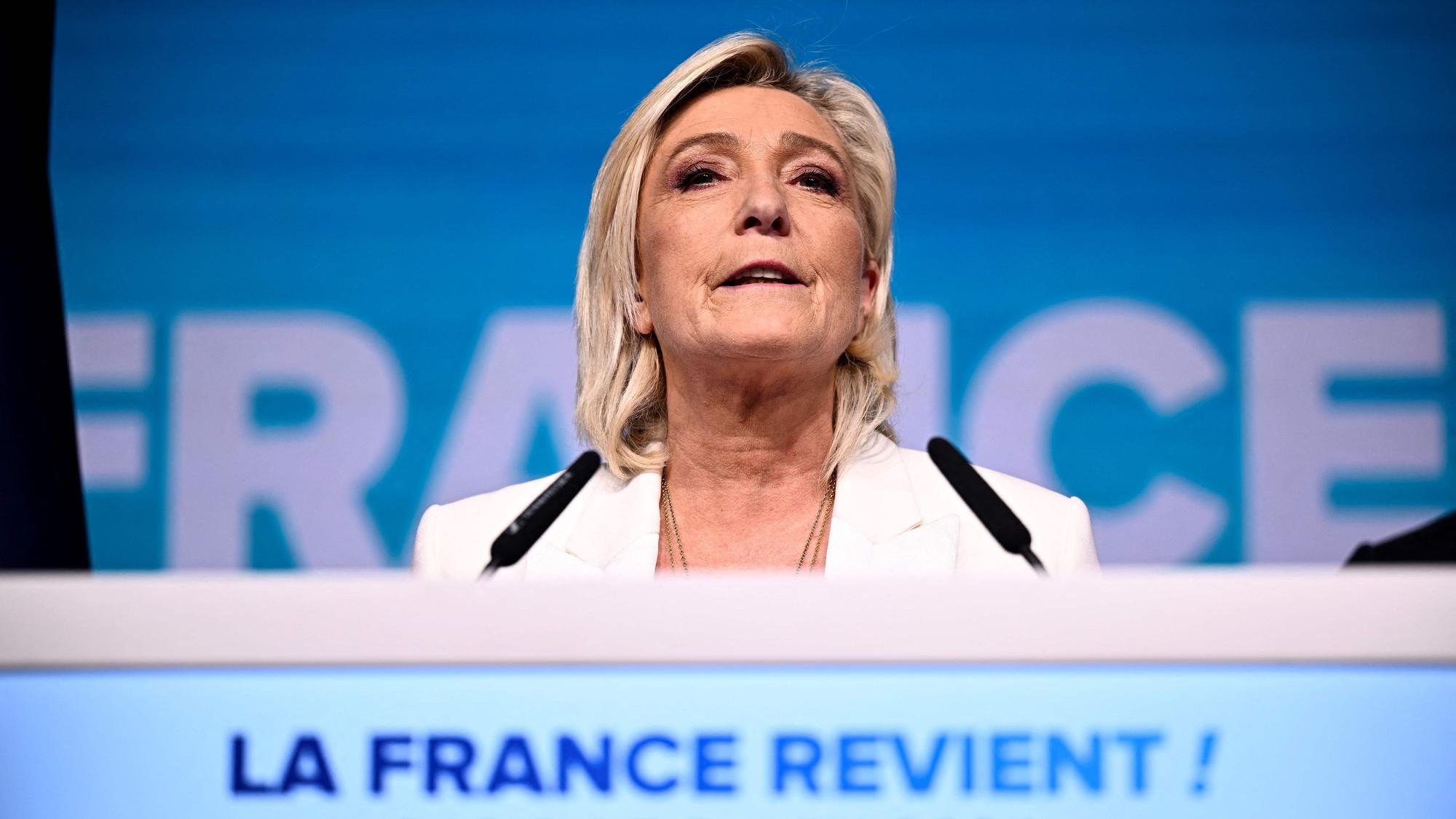 Marine Le Pen liegt mit ihrer Partei „Rassemblement National“ in den Umfragen vor den Wahlen in Frankreich vorn. Sogar eine absolute Mehrheit scheint für die Rechtspopulisten möglich zu sein. (Archivbild)