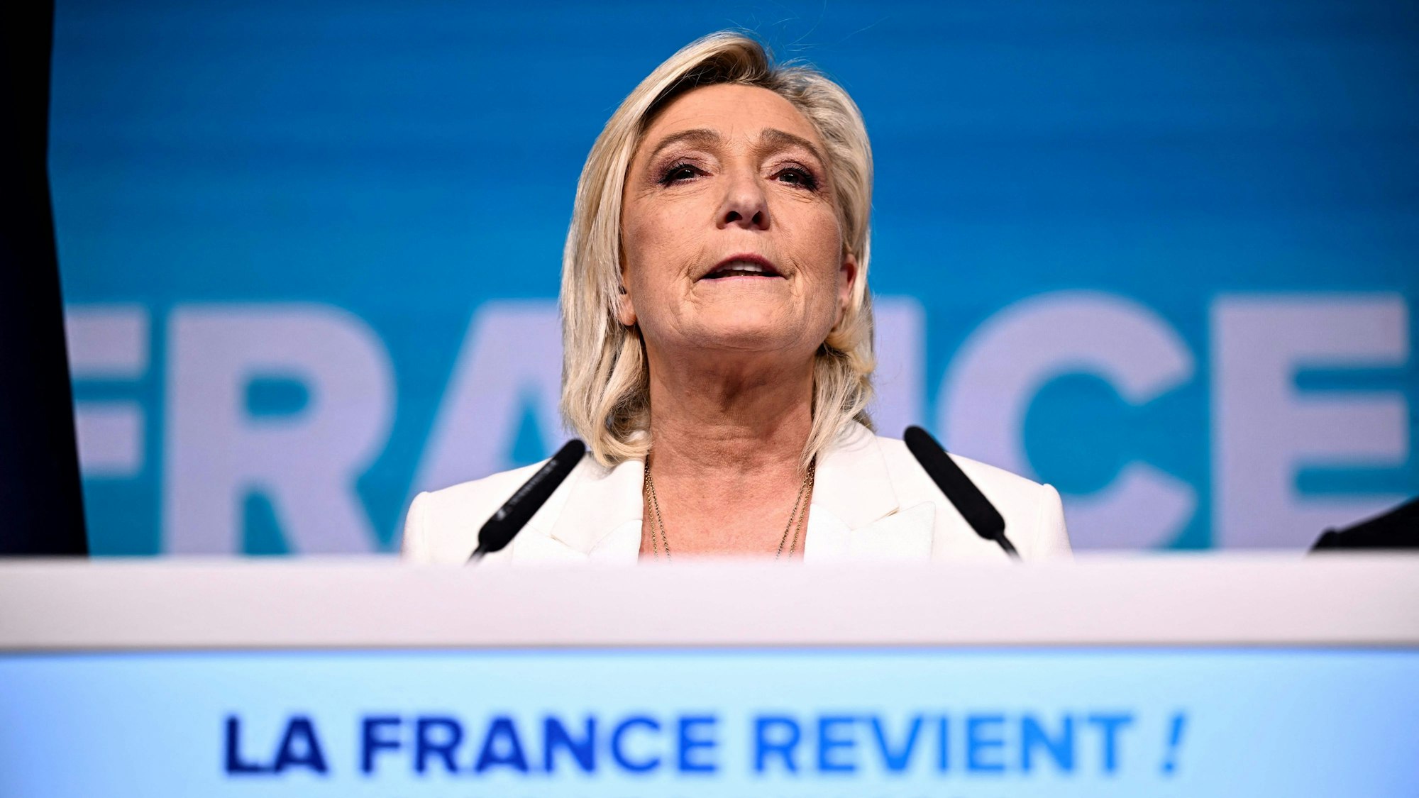 Marine Le Pen liegt mit ihrer Partei „Rassemblement National“ in den Umfragen vor den Wahlen in Frankreich vorn. Sogar eine absolute Mehrheit scheint für die Rechtspopulisten möglich zu sein. (Archivbild)