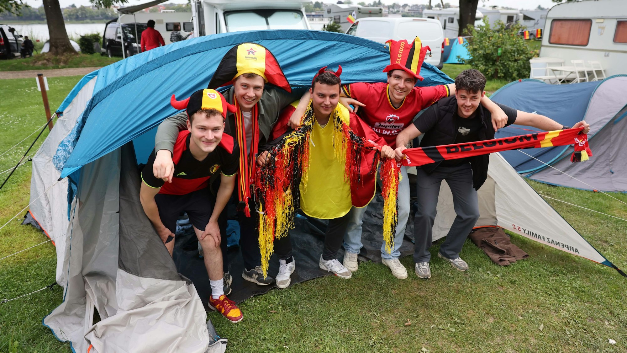 Belgische Fans schlugen ihr Zelt in Rodenkirchen auf.