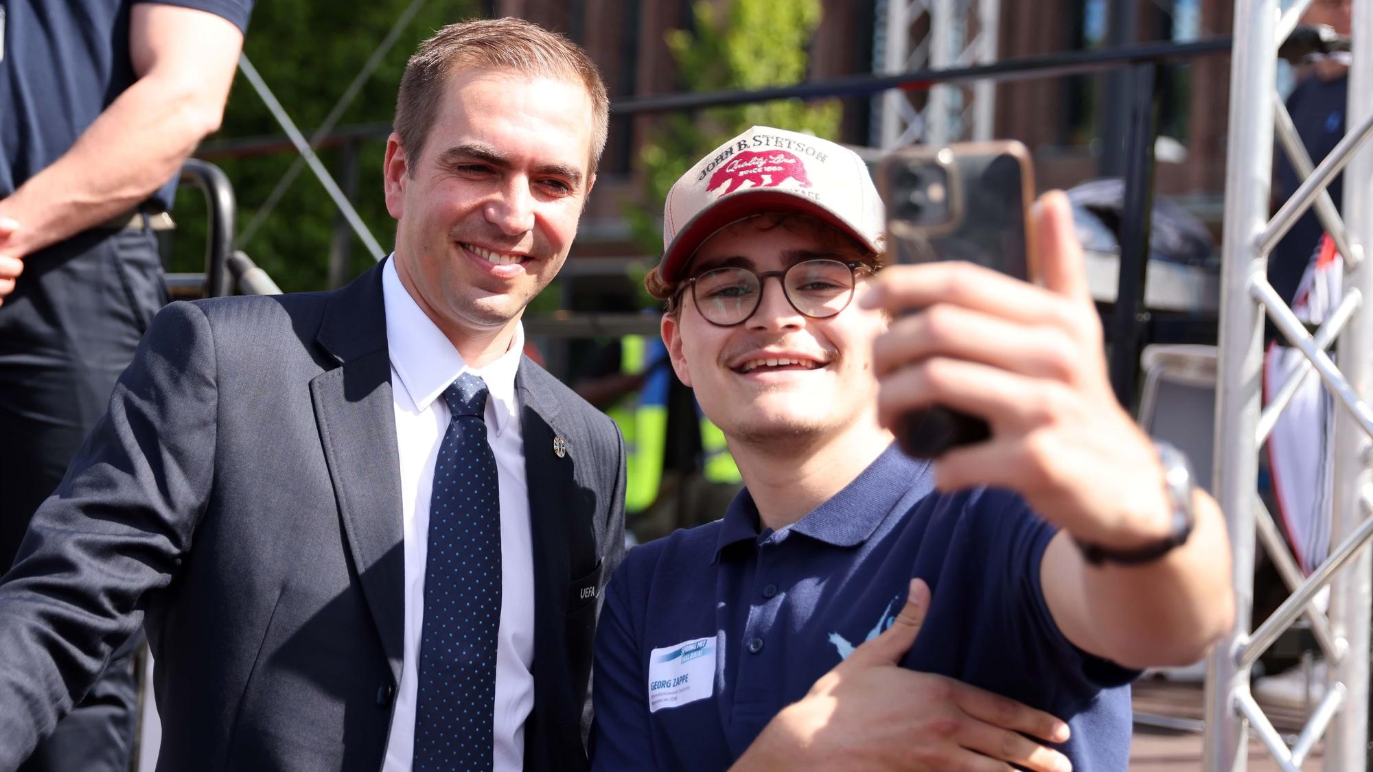 Philipp Lahm auf Stippvisite in Köln: Auch für ein paar Selfies blieb am Tanzbrunnen Zeit.