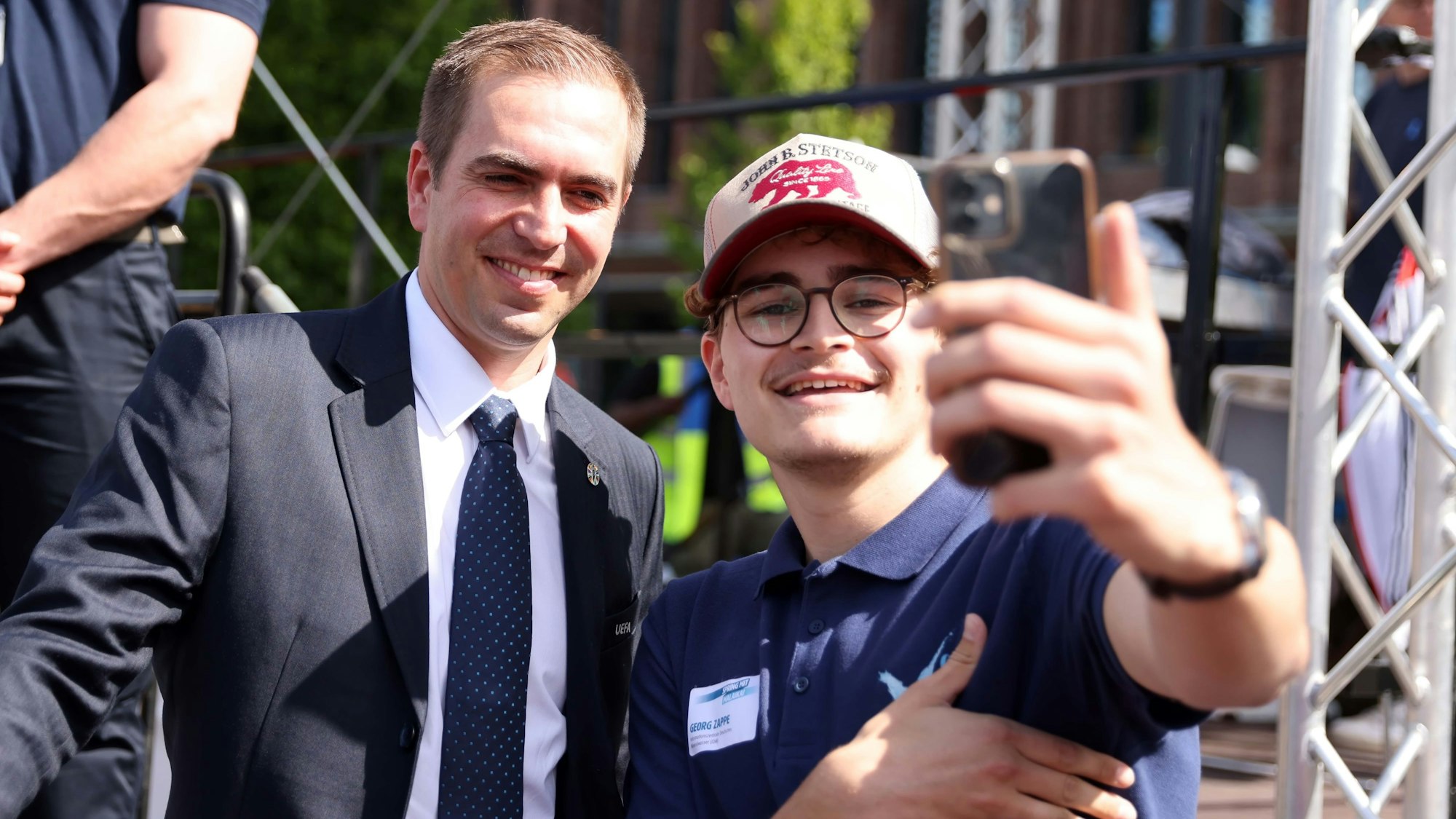 Philipp Lahm auf Stippvisite in Köln: Auch für ein paar Selfies blieb am Tanzbrunnen Zeit.