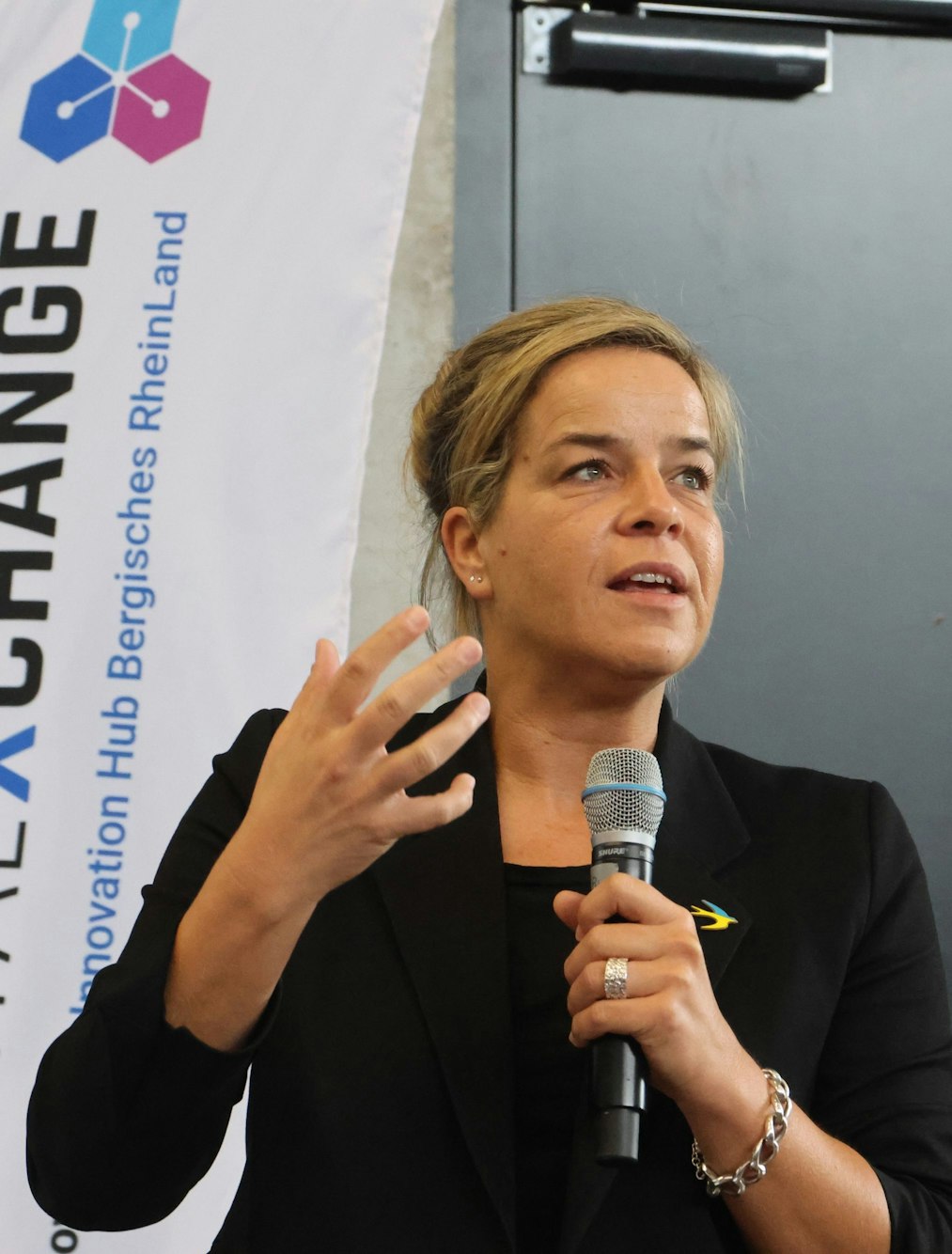 NRW-Wirtschaftsministerin Mona Neubaur eröffnete die Konferenz.