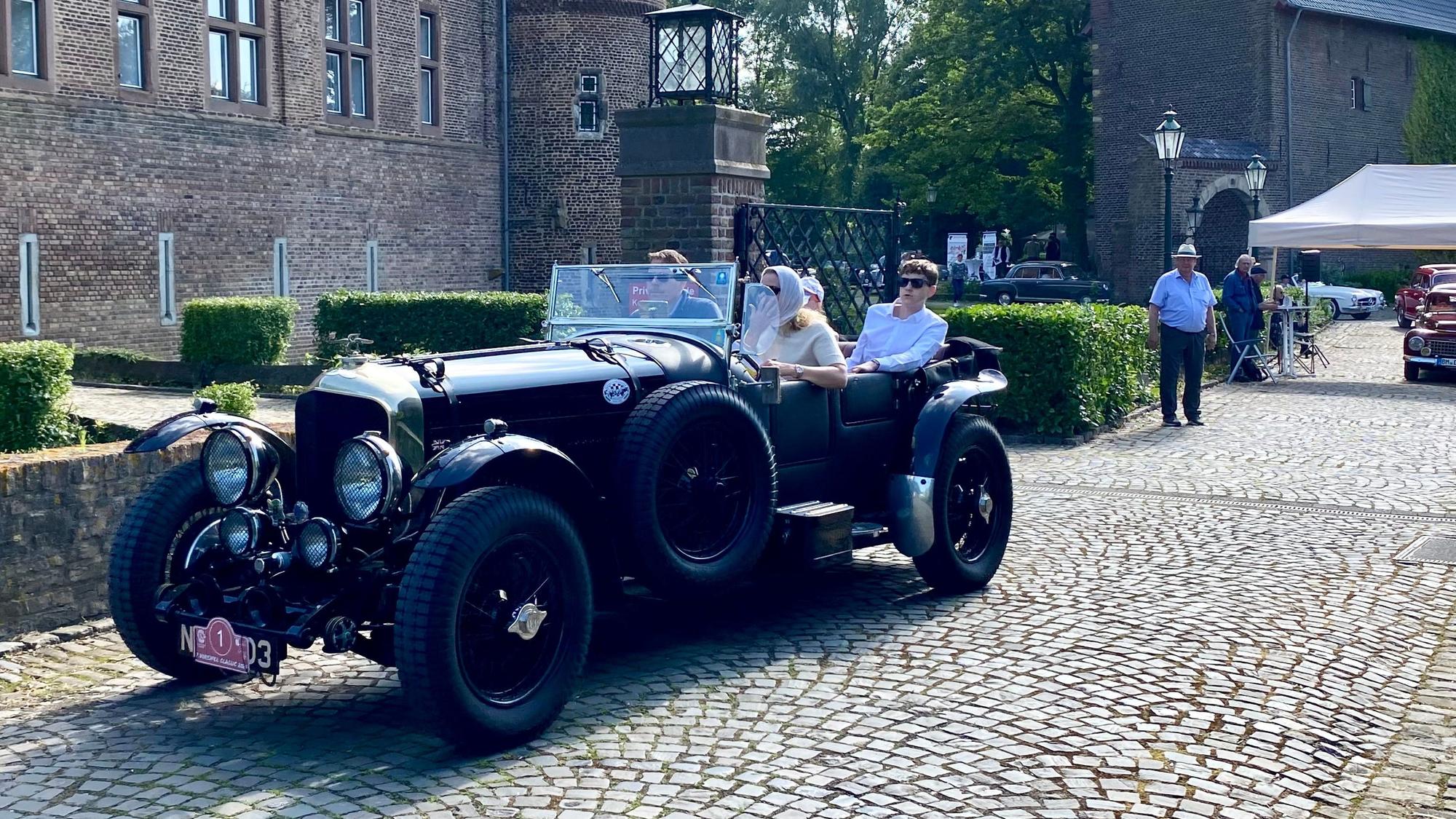 Zu sehen ist ein Oldtimer.