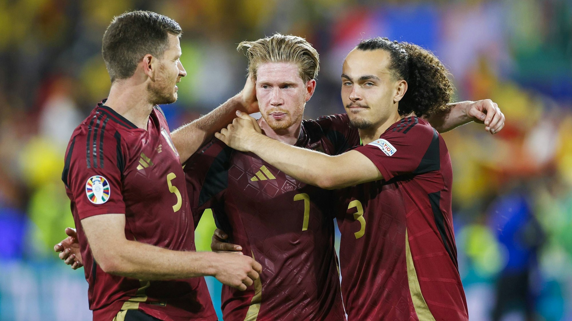 Jan Vertonghen, Kevin de Bruyne und Arthur Theate freuen sich über Belgiens 2:0.