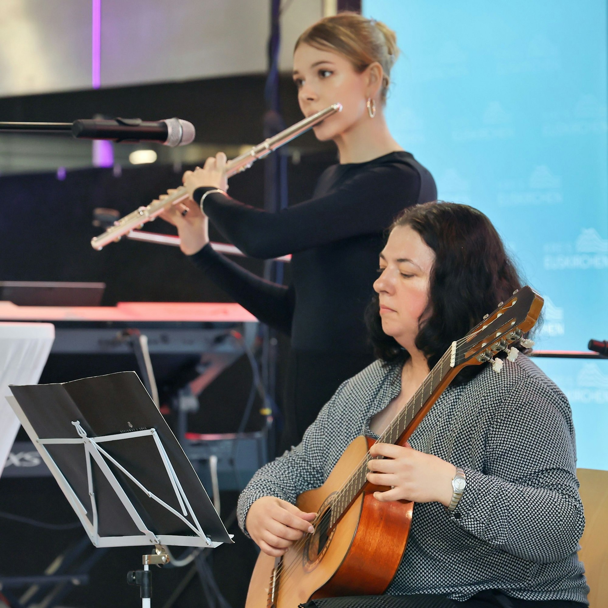 Oksana und Polina Starytska spielen Gitarre und Querflöte.