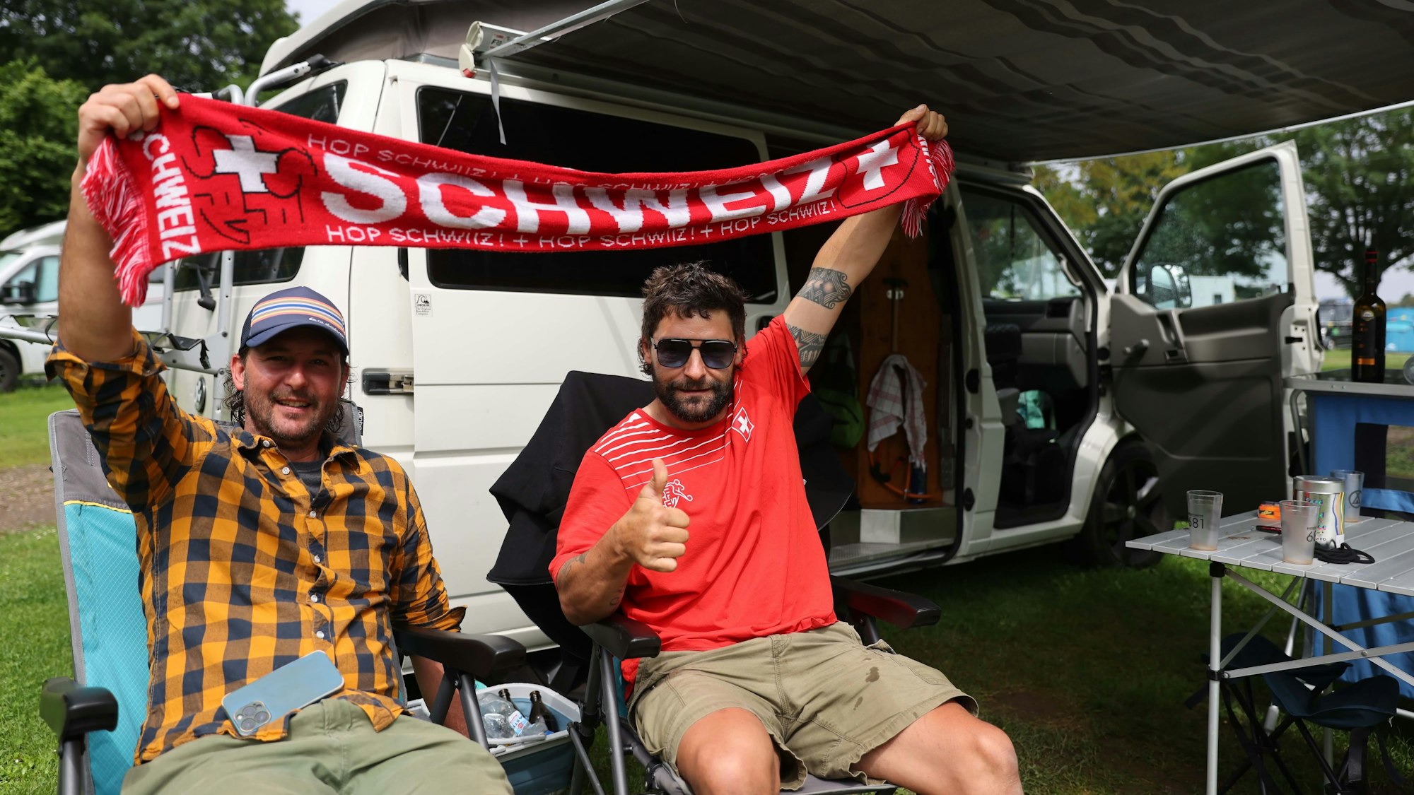 Hopp, Schwiiz! Auch die Schweizer Fans campen bei Camping Berger in Rodenkirchen.