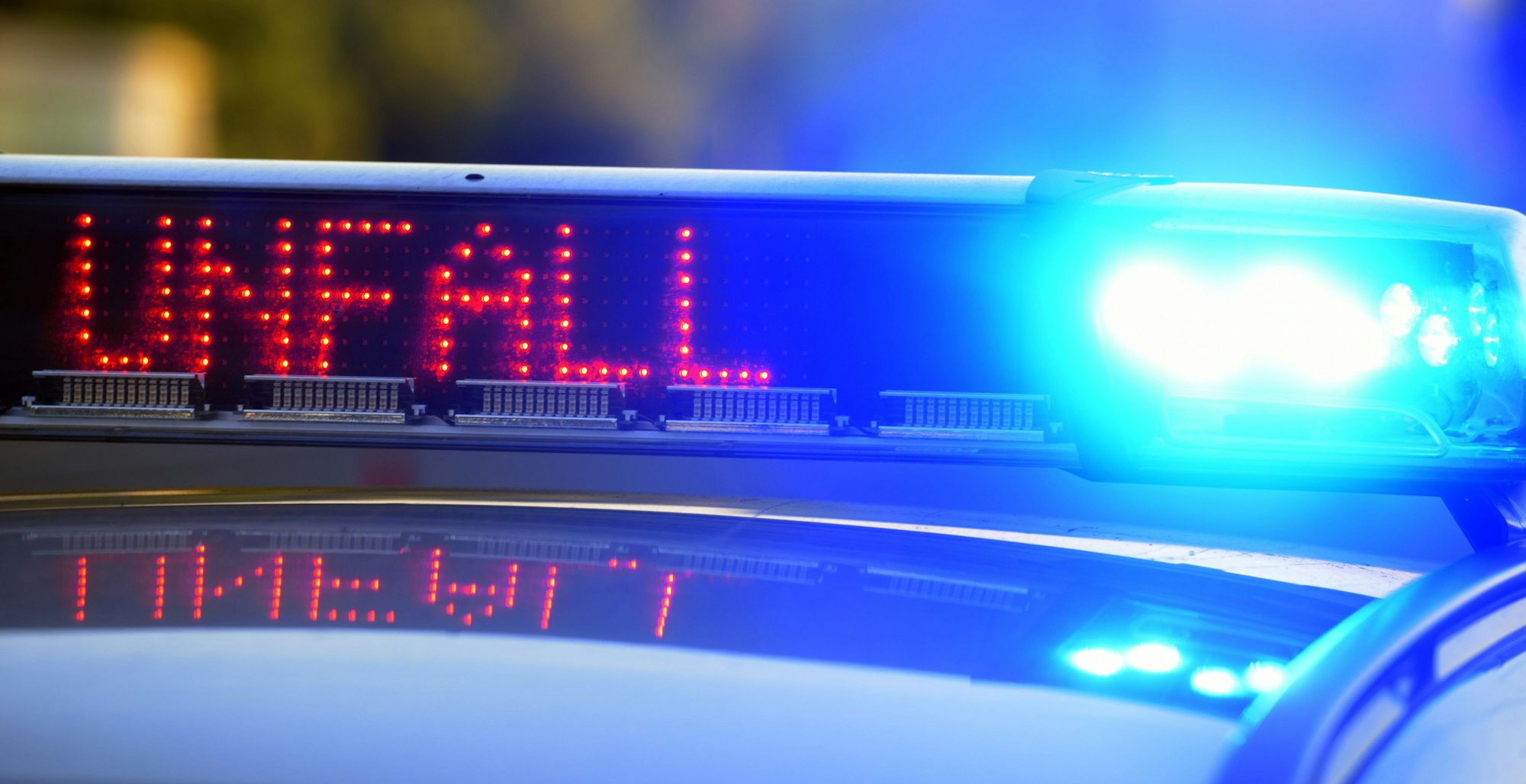Die Polizei teilte am Sonntag mit, dass ein Unfall zwei Menschen das Leben gekostet hat. (Symbolbild)