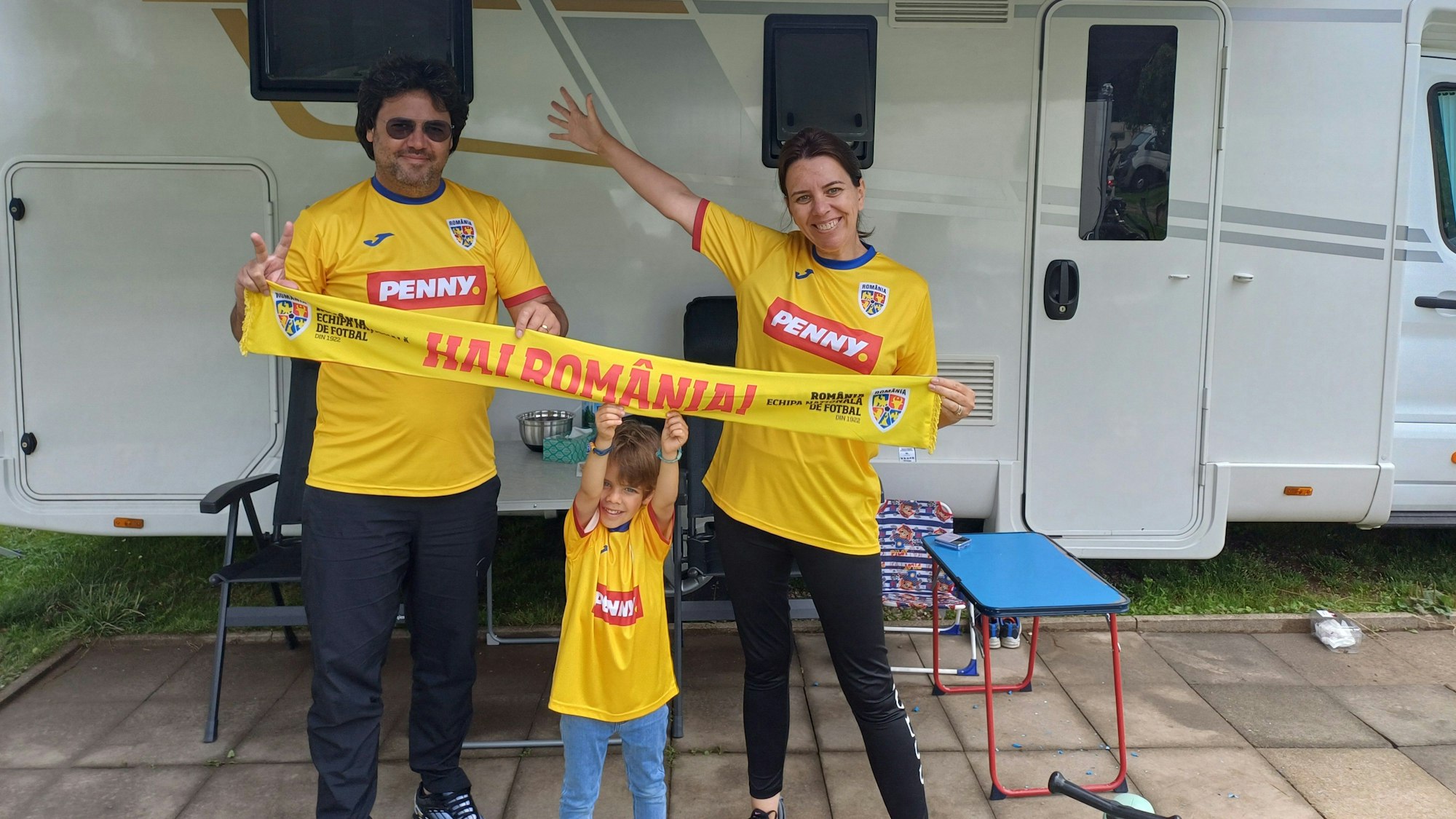 Claudio und Ina reisen bei jedem Gruppenspiel ihren Rumänen hinterher - gemeinsam mit Söhnchen Razvan. In Köln haben sie Freunde und fühlen sich besonders wohl.