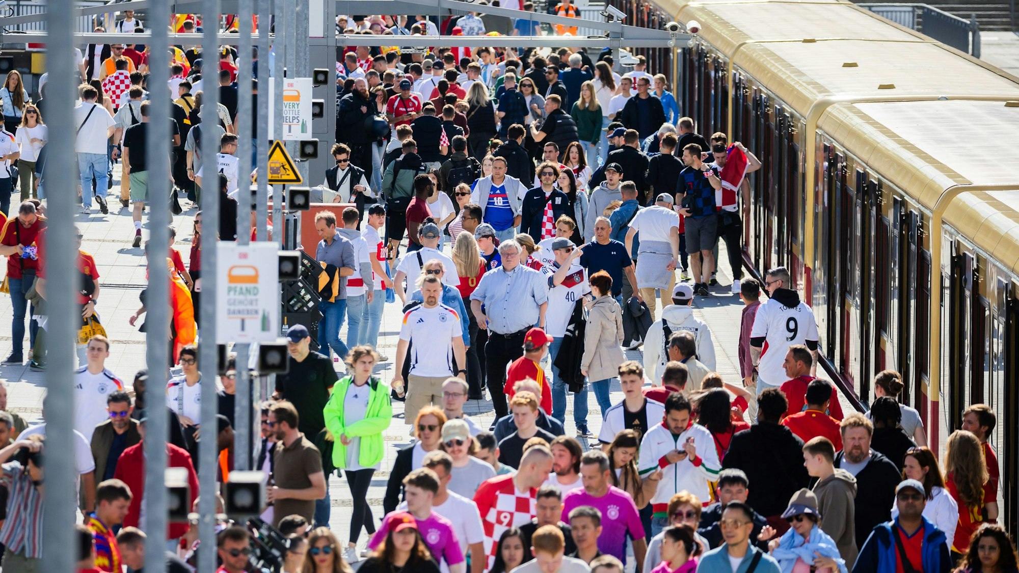 Die Anreise im Bahn- und Nahverkehr zu einigen Spielen der Fußball-EM ist mit Hindernissen verbunden.