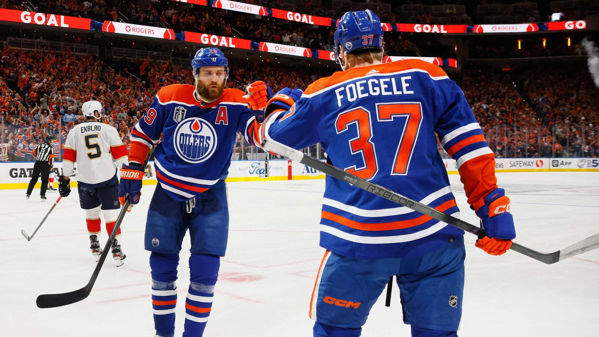Es sind Leon Draisaitl mit der Nummer 29 und Warren Foegele mit der Nummer 37 zu sehen.