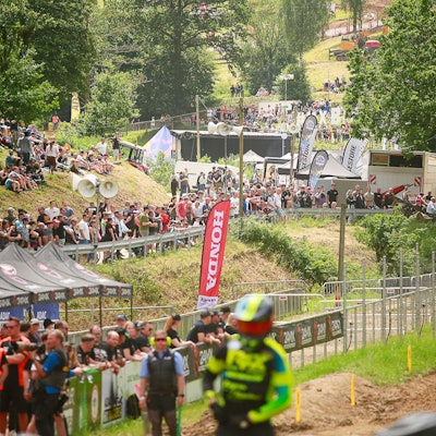 Ein Blick auf den Waldkurs, an dessen Rand sich die Zuschauer tummeln.