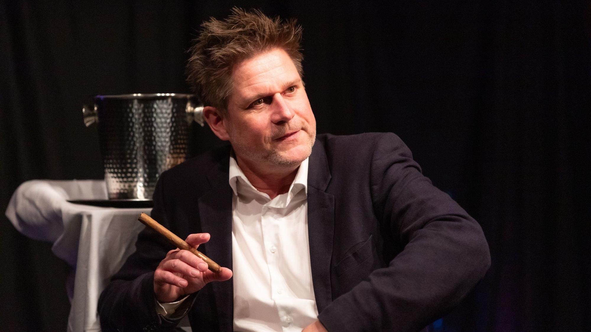 Jens Neutag mit gastierte mit „Gegensätze ziehen sich aus“ im Schauspielhaus Bergneustadt.