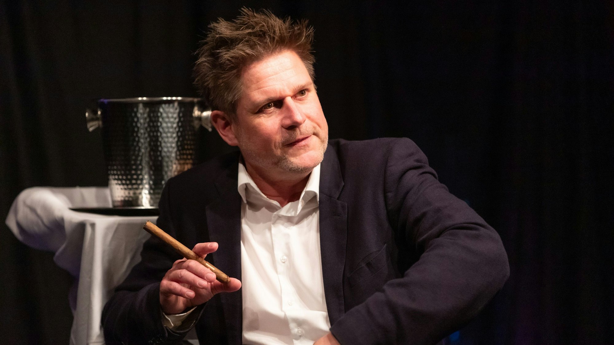 Jens Neutag mit gastierte mit „Gegensätze ziehen sich aus“ im Schauspielhaus Bergneustadt.