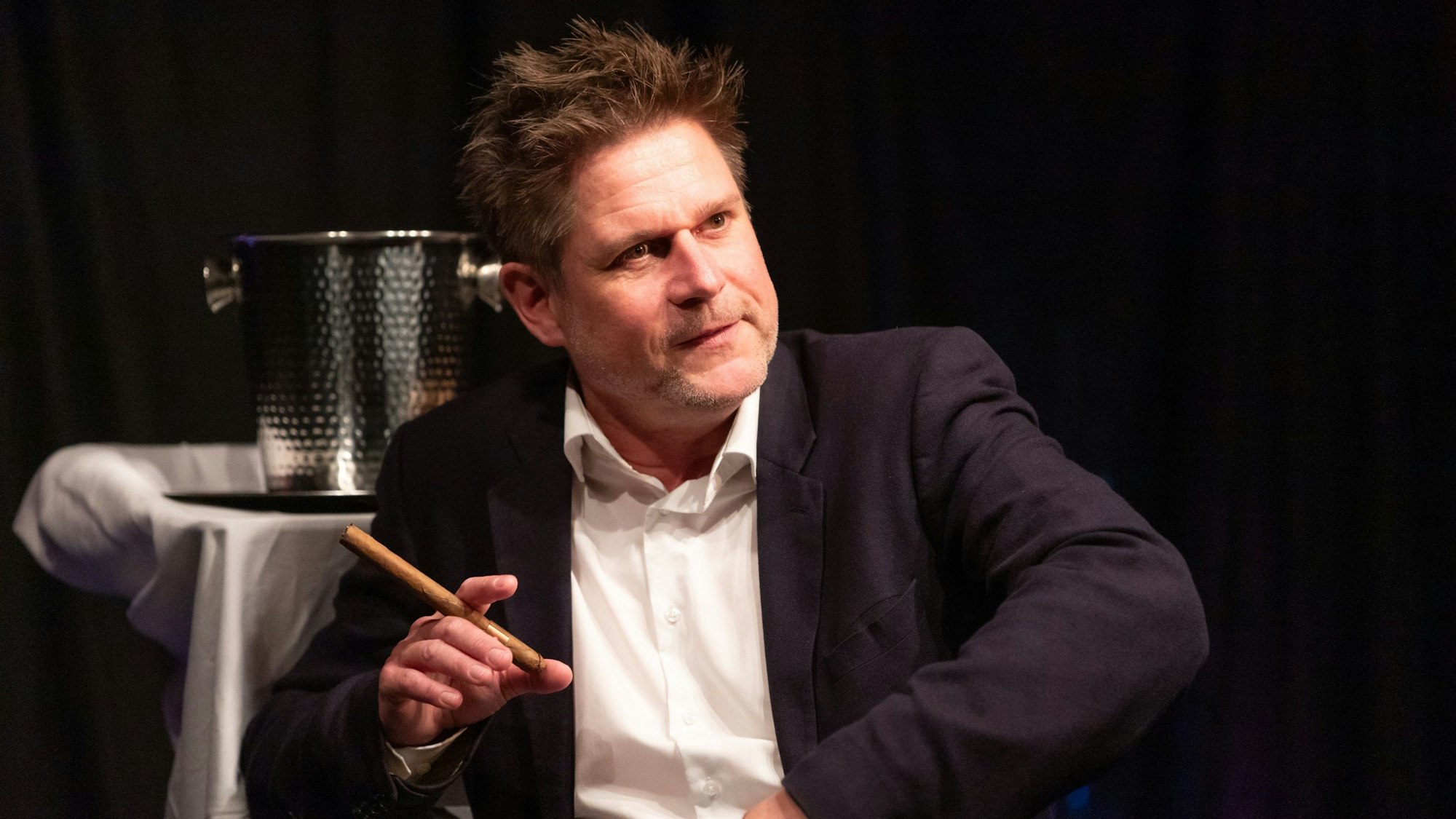 Jens Neutag mit gastierte mit „Gegensätze ziehen sich aus“ im Schauspielhaus Bergneustadt.