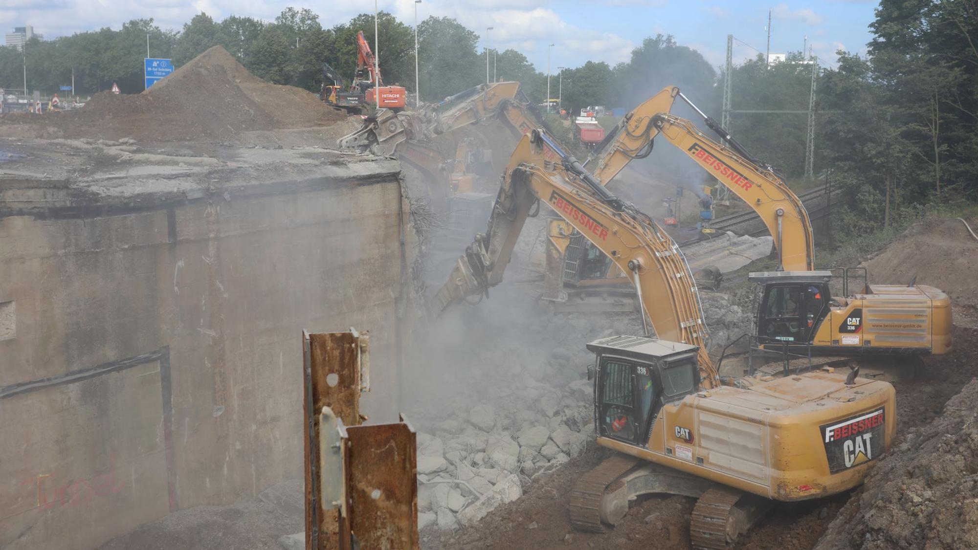Bagger reißen eine Brücke ab