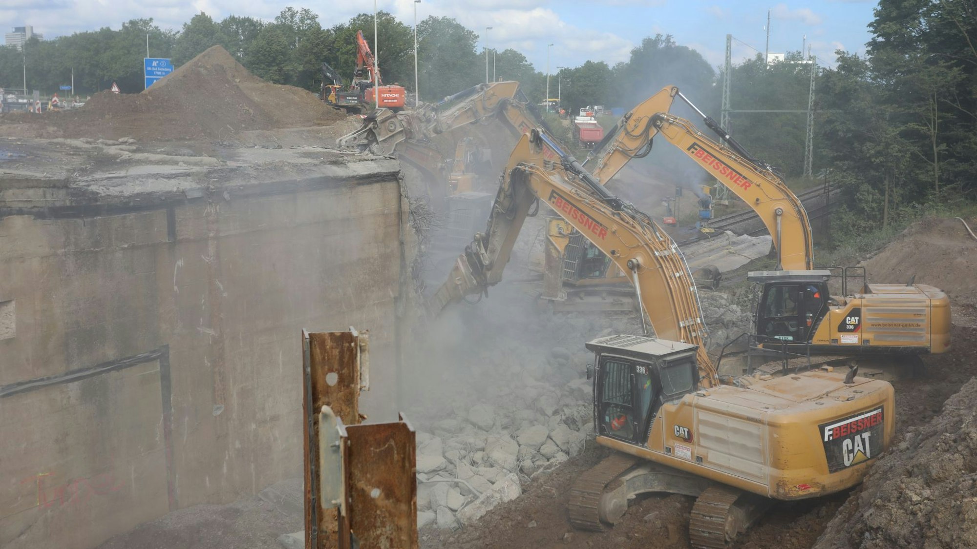 Bagger reißen eine Brücke ab