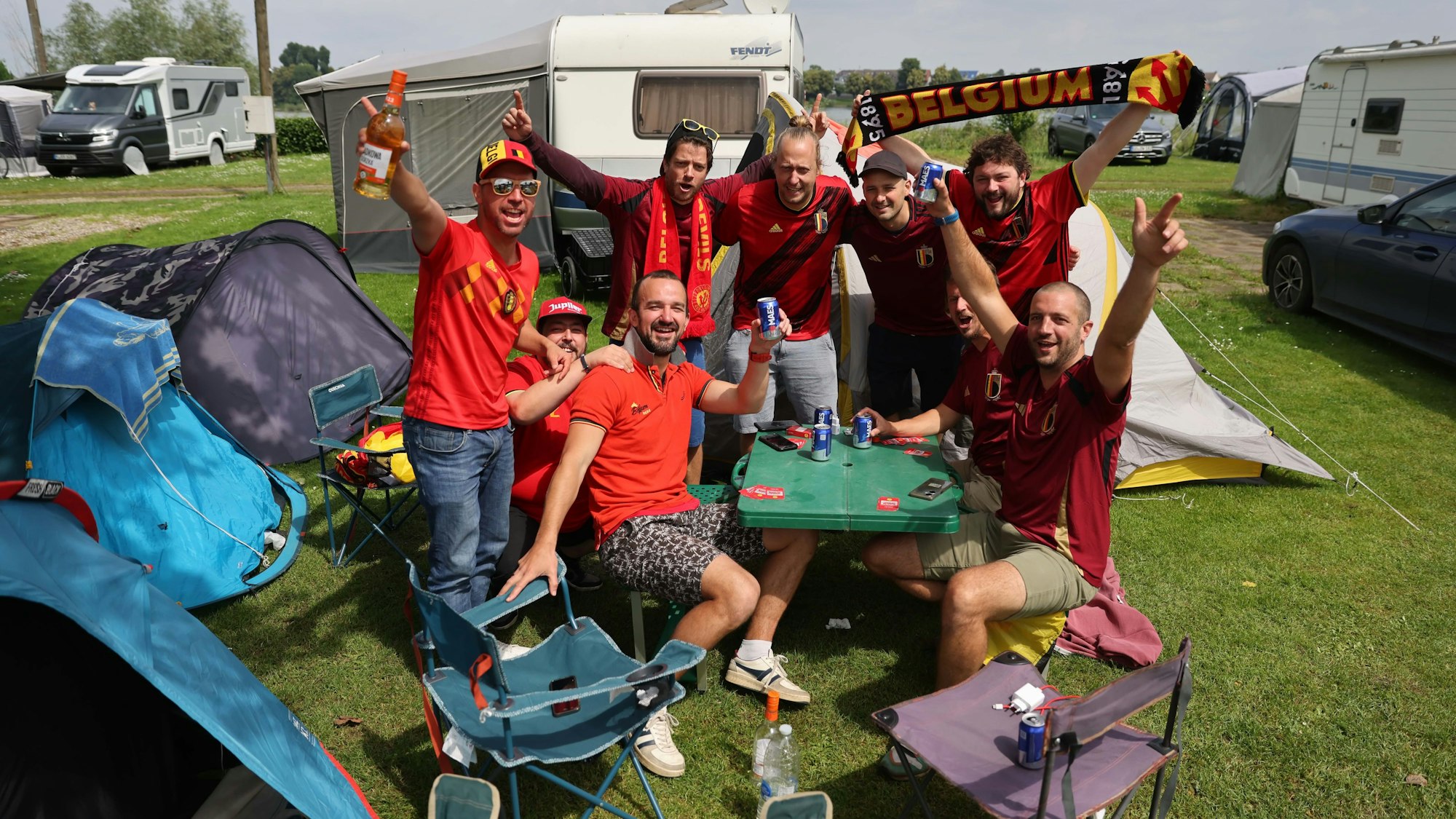 Diese belgische Fangruppe schlug ihr Lager am Rodenkirchener Rheinufer auf.