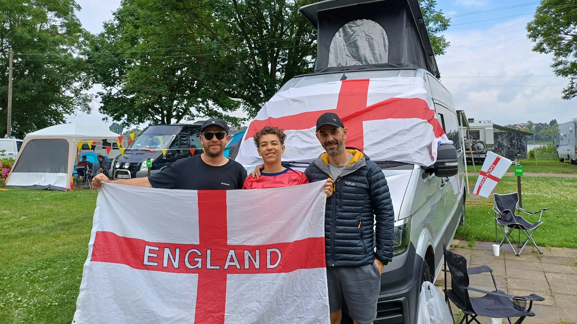 Rick (39), Jacob (13) und Paul (42) aus Bolton freuen sich auf den Start von England bei der EM und auf erlebnisreiche Tage in Köln.