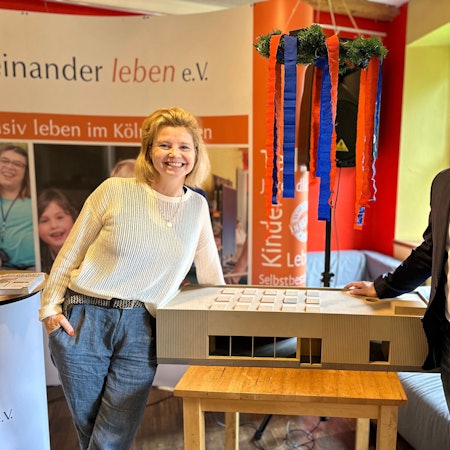 Annette Frier und Marc Haine neben dem Modell der Begegnungsstätte.