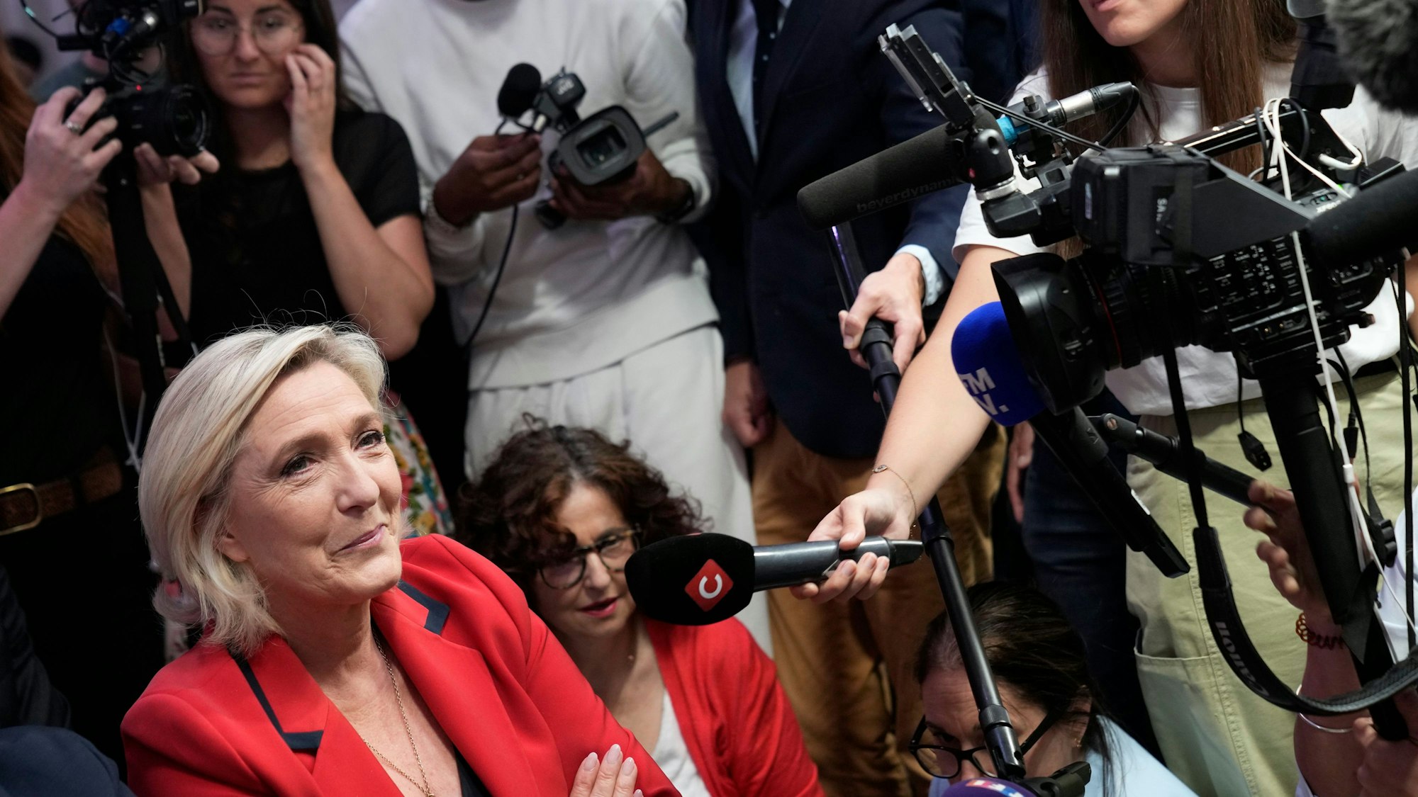 Die französische RechtspopulistinMarine Le Pen (l) nimmt an einer Pressekonferenz des Vorsitzenden der rechtsextremen Partei Rassemblement National teil. Die bevorstehenden Parlamentswahlen finden in zwei Runden am 30. Juni und 7. Juli statt.
