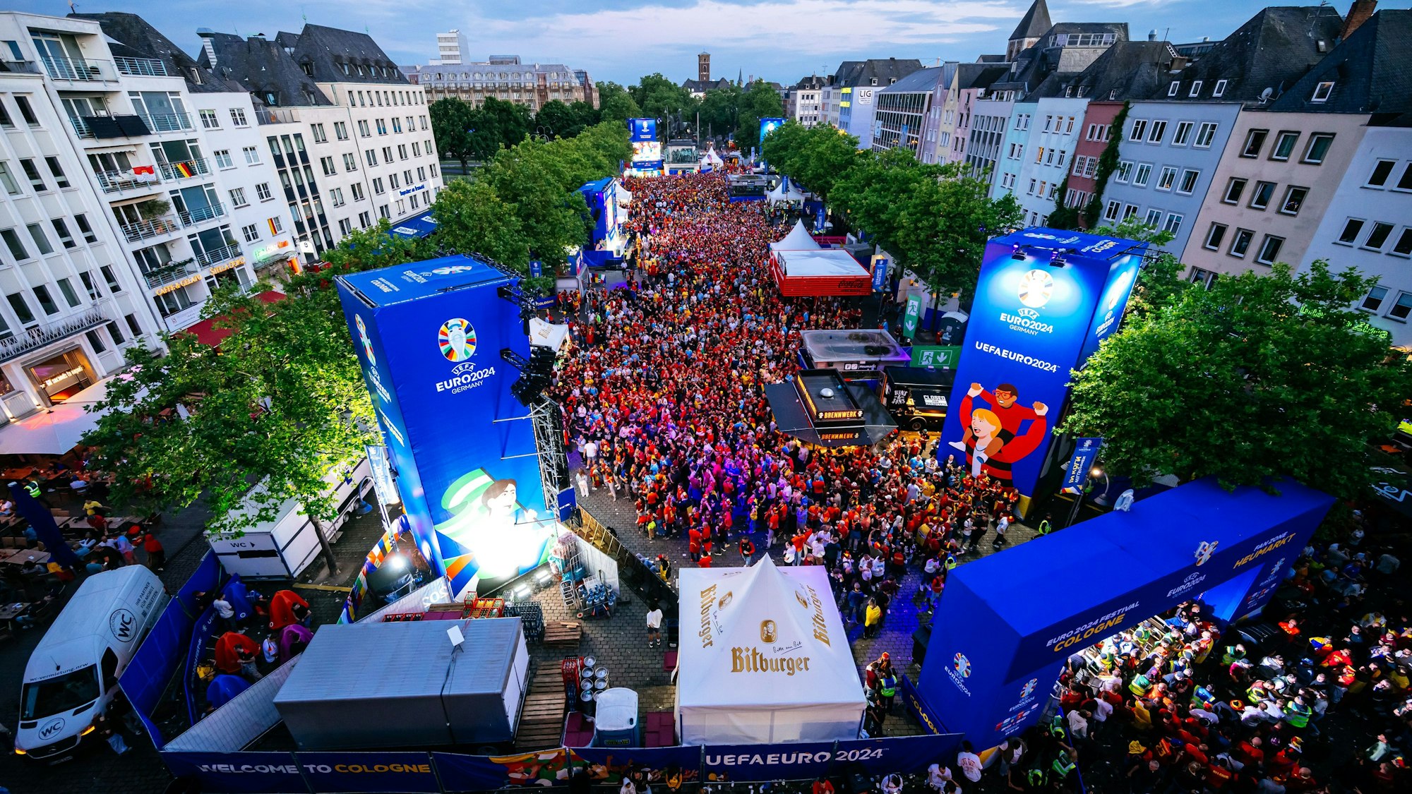 Großer Andrang auf engem Raum: Blick auf die Fan-Zone auf dem Heumarkt am Samstag beim Spiel zwischen Belgien und Rumänien.