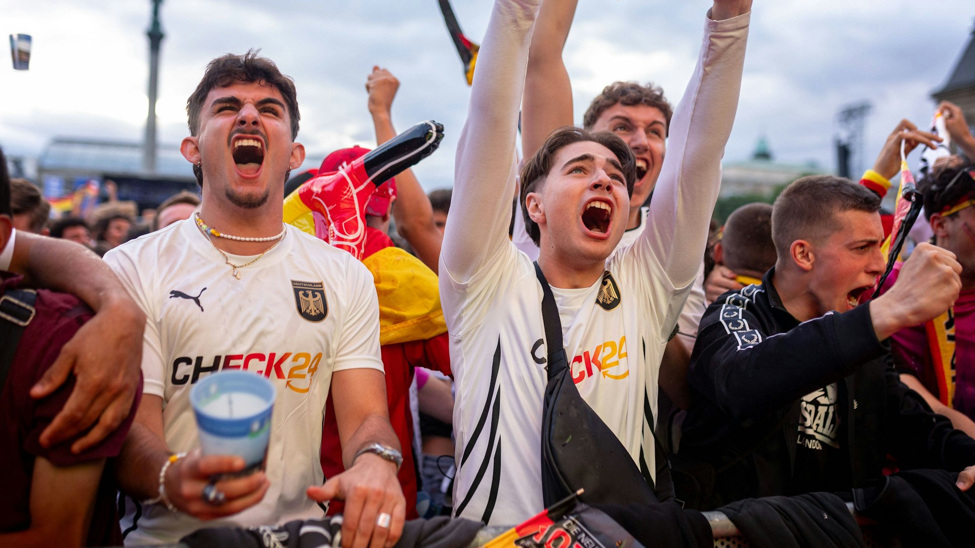 Fans der deutschen Nationalmannschaft jubeln und Feiern beim Fanfest mit Public Viewing auf dem Stuttgarter Schlossplatz beim ersten Gruppenspiel gegen Schottland. Stuttgart, EURO2024 Fanfest Schlossplatz, 14.06.2024 Stuttgart *** Fans of the German national team cheer and celebrate at the fan festival with public viewing on Stuttgarts Schlossplatz for the first group match against Scotland Stuttgart, EURO2024 Fanfest Schlossplatz, 14 06 2024 Stuttgart Copyright: xDennisxDuddek/xEibnerxPressefotox EP_DDK