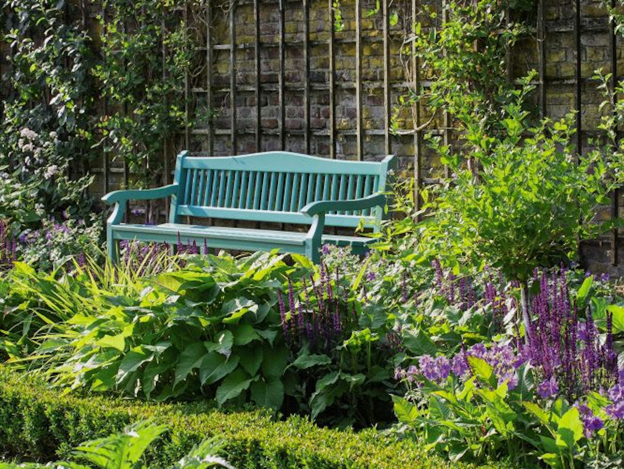 Bank an der Spaliermauer im Gemüsegarten