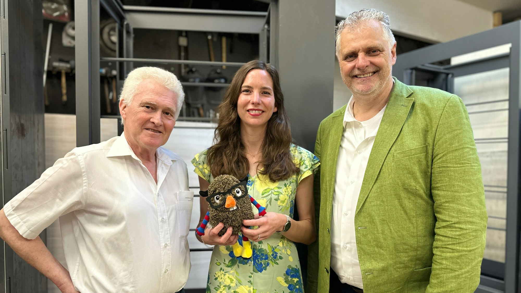 Bezirksbürgermeister Manfred Giesen, Simone Krost von Lesewelten, Bücherschrankerfinder Hans-Jürgen Greve, setzen sich für Lesungen für Kinder ein.