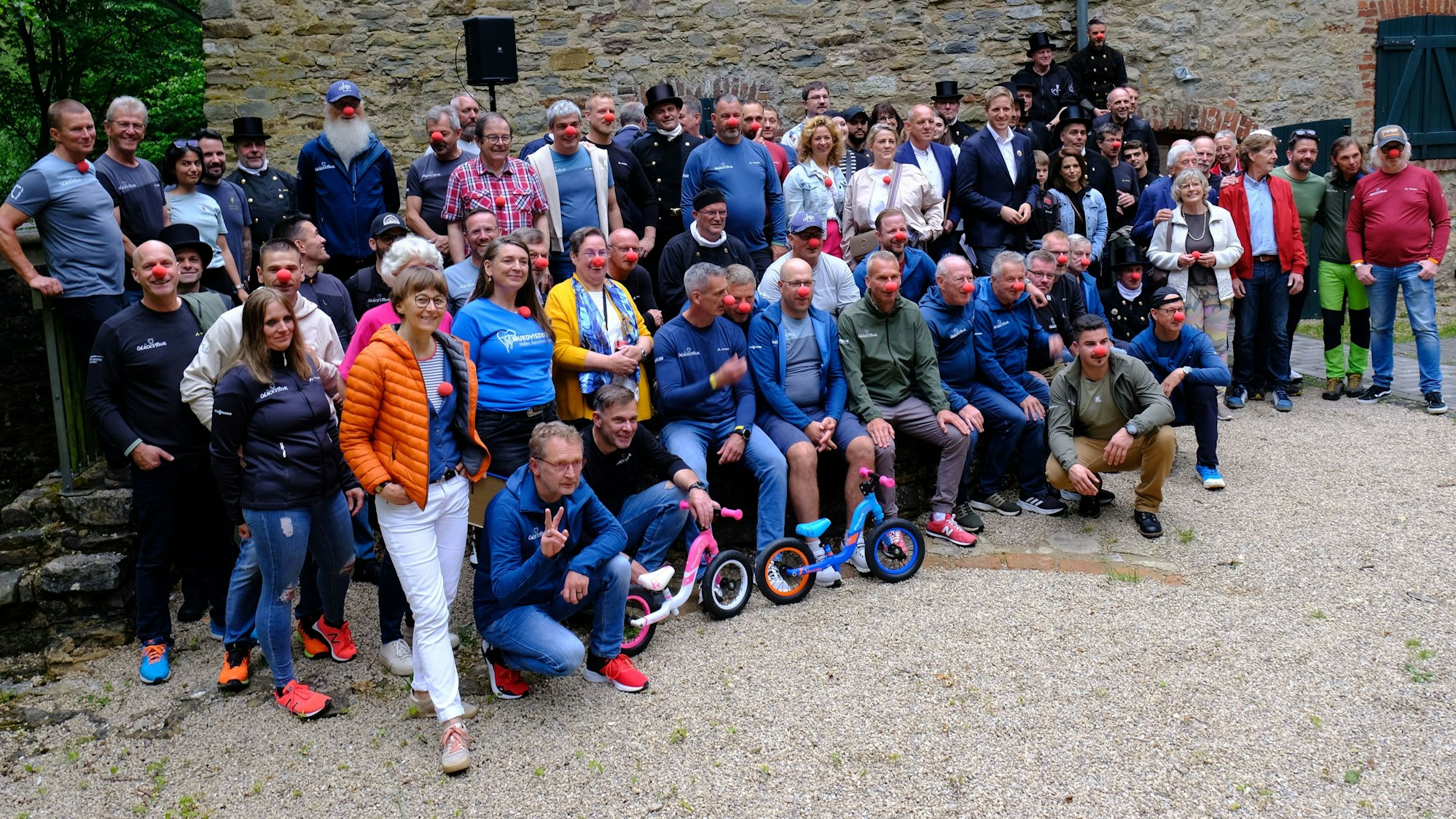 Gruppenbild der Teilnehmer der Glückstour 2024 und Vertretern der Hilfsorganisationen.