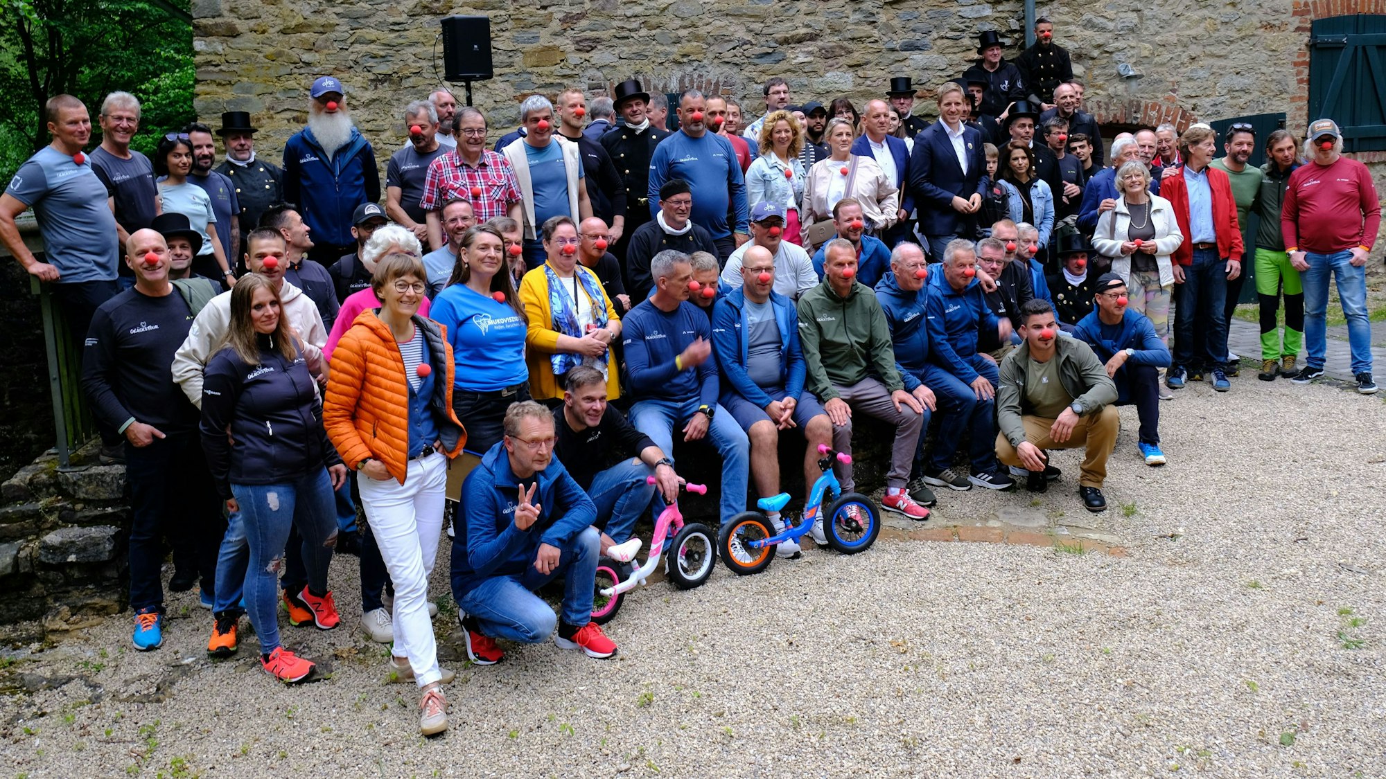Gruppenbild der Teilnehmer der Glückstour 2024 und Vertretern der Hilfsorganisationen.