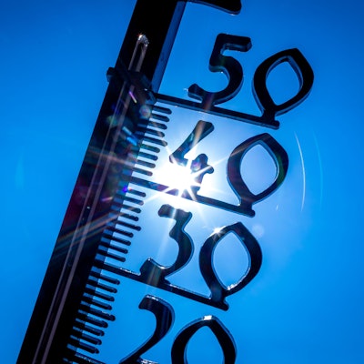 Ein Außenthermometer zeigt die Temperatur von knapp 40 Grad an.