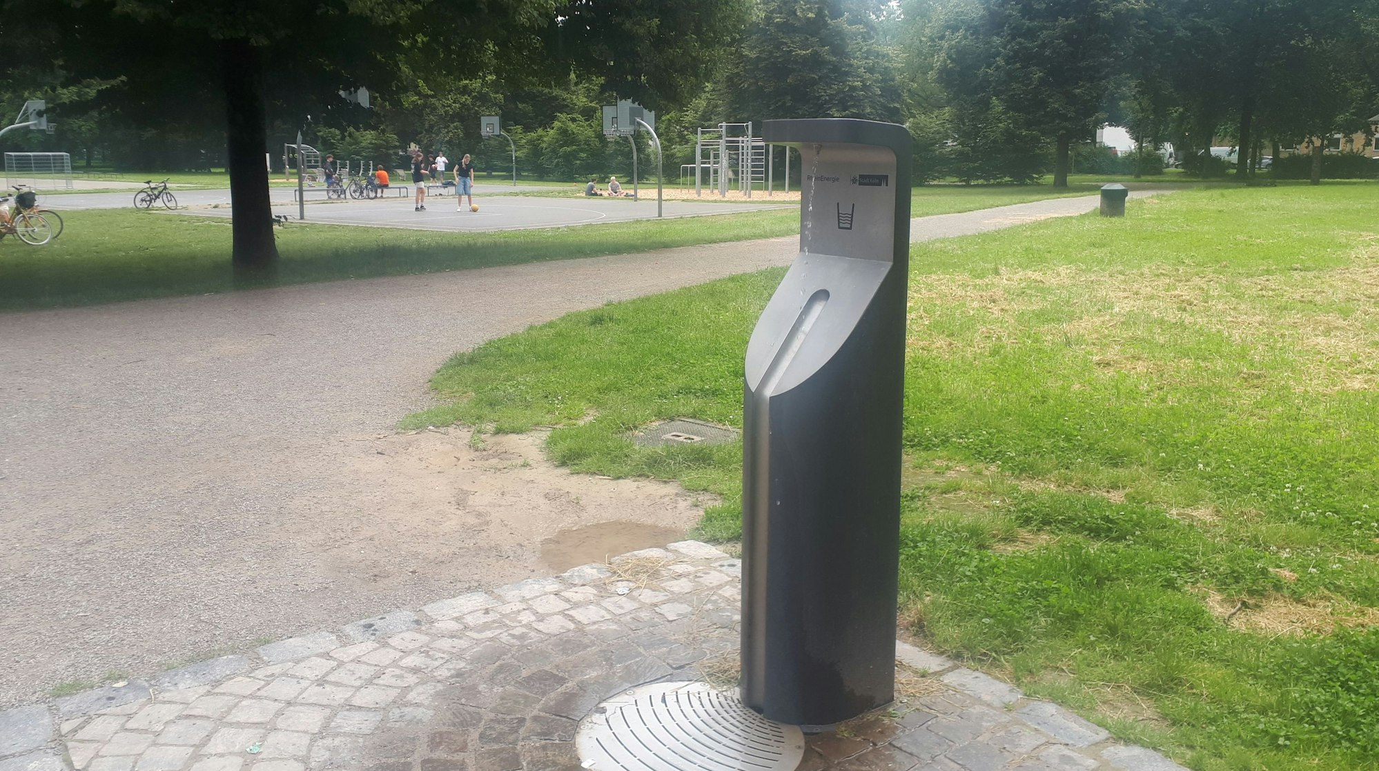 Seit März 2021 versorgt ein Trinkwasserbrunnen die Gäste des Lohseparks. Nun sollen in weiteren Grünflächen, Spielplätzen und dem Nippeser Markt ebenfalls Wasserspender hinzukommen.