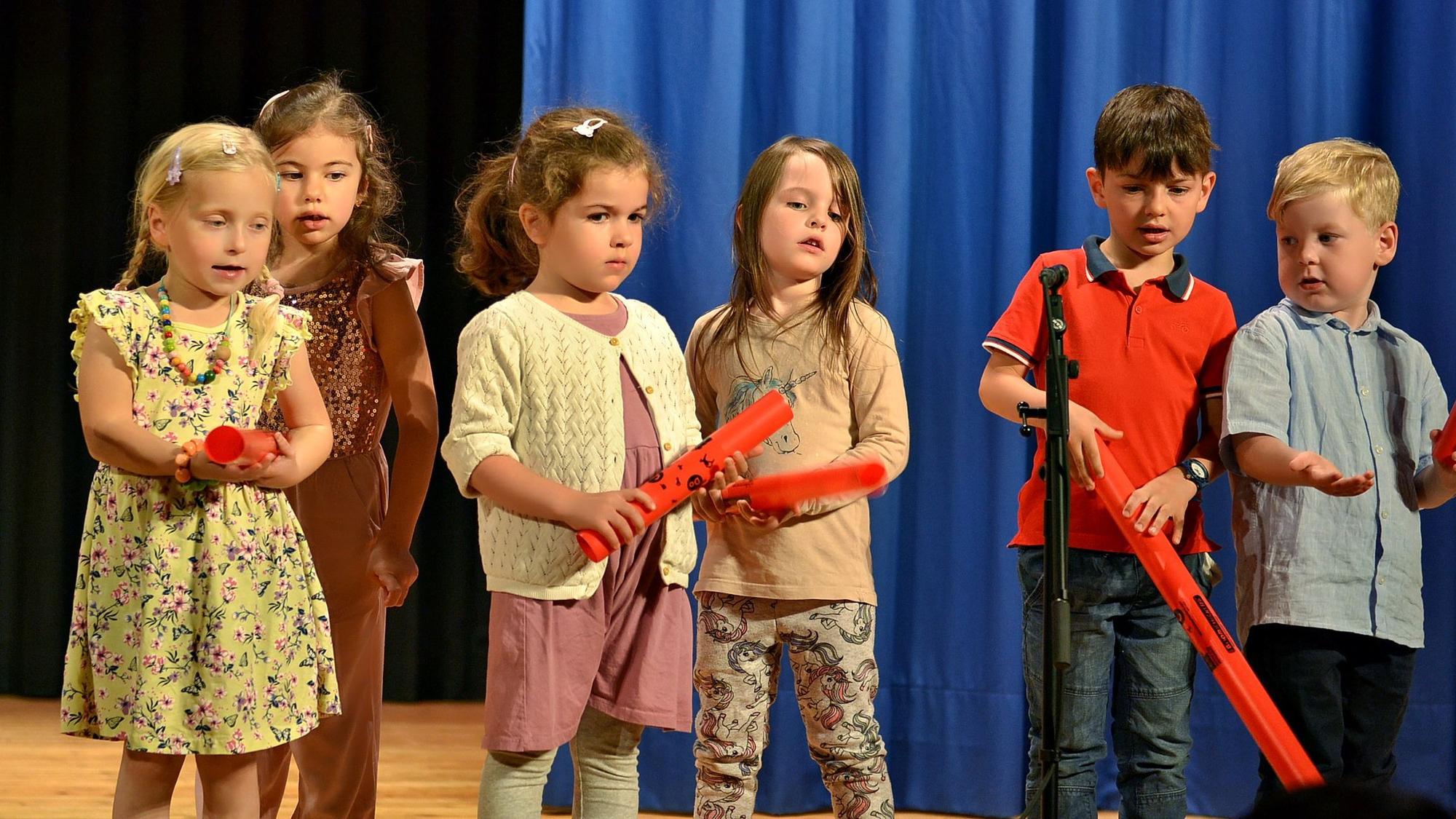 Vier Mädchen und zwei Jungen während ihres Auftritts im Stadttheater.